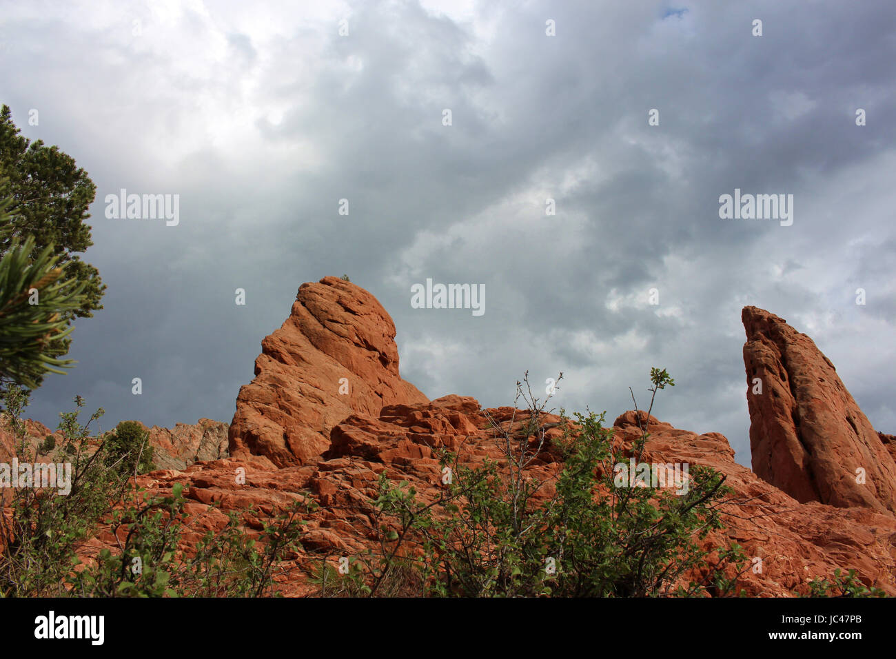Roten Felsformationen mit einem stürmischen Himmel im Garten der Götter in Colorado Springs, Colorado, USA Stockfoto