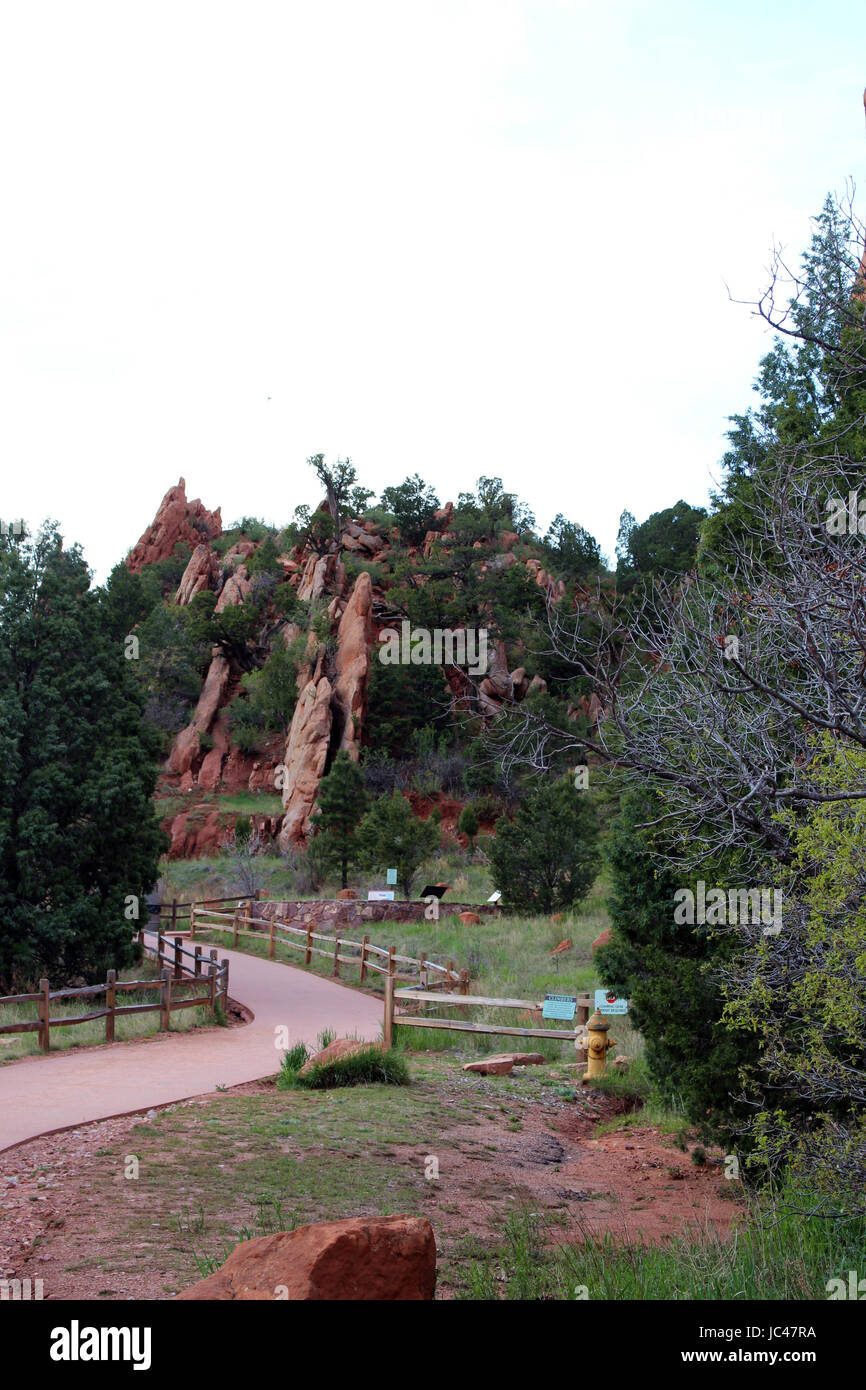 Ein Wanderweg im Garten der Götter, Colorado Spring, Colorado, führt zu roten Felsformationen Stockfoto
