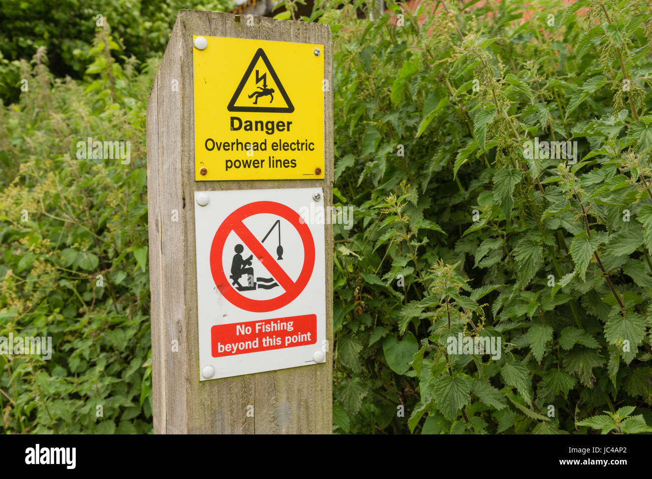 Melden Sie sich durch einen Kanal in Großbritannien zeigen, Gefahr und keine Fischerei Stockfoto