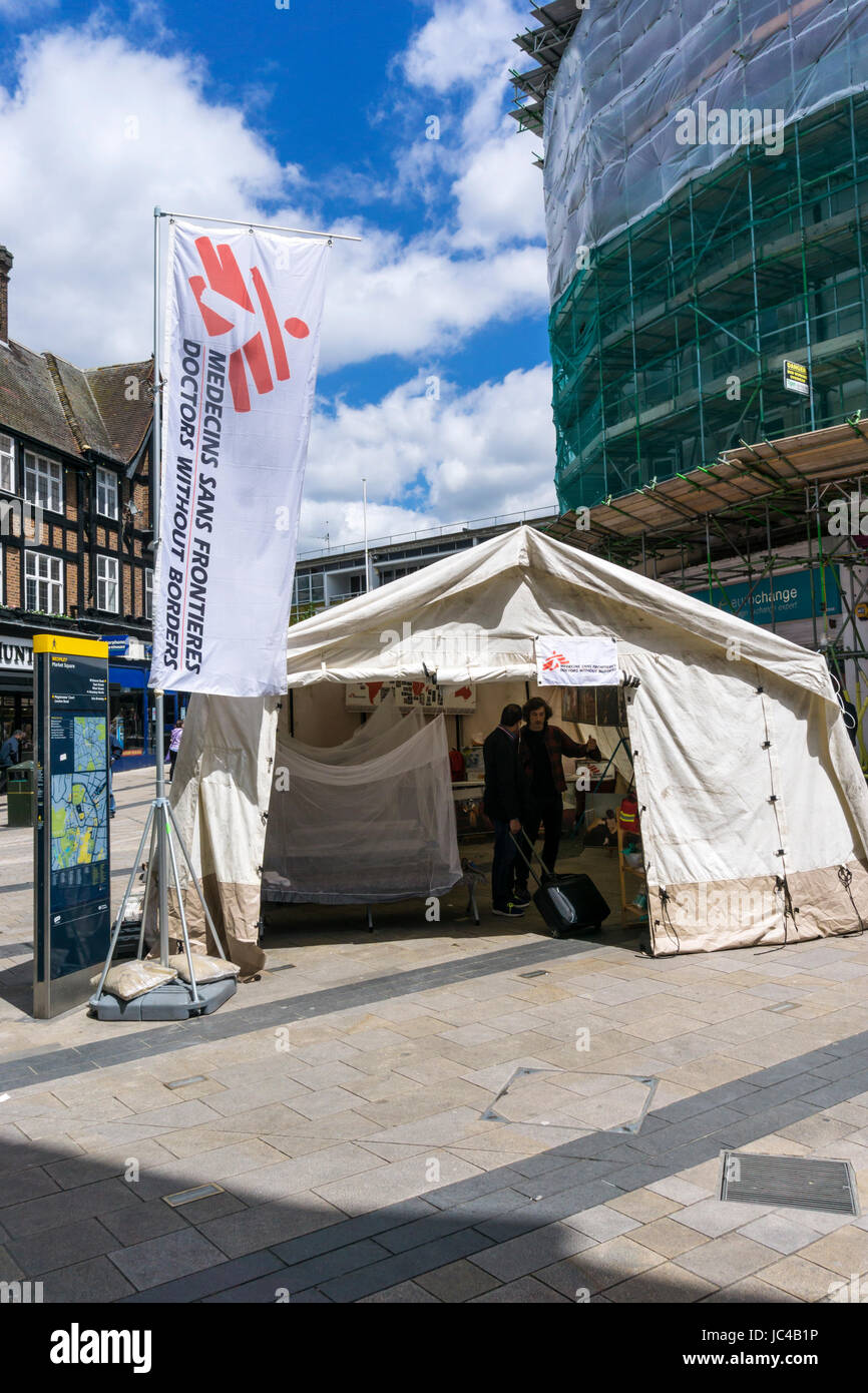 Medecins Sans Frontieres oder Ärzte ohne Grenzen, der internationalen humanitären NGO, Ausstellung und Kampagne in Bromley-Marktplatz. Stockfoto
