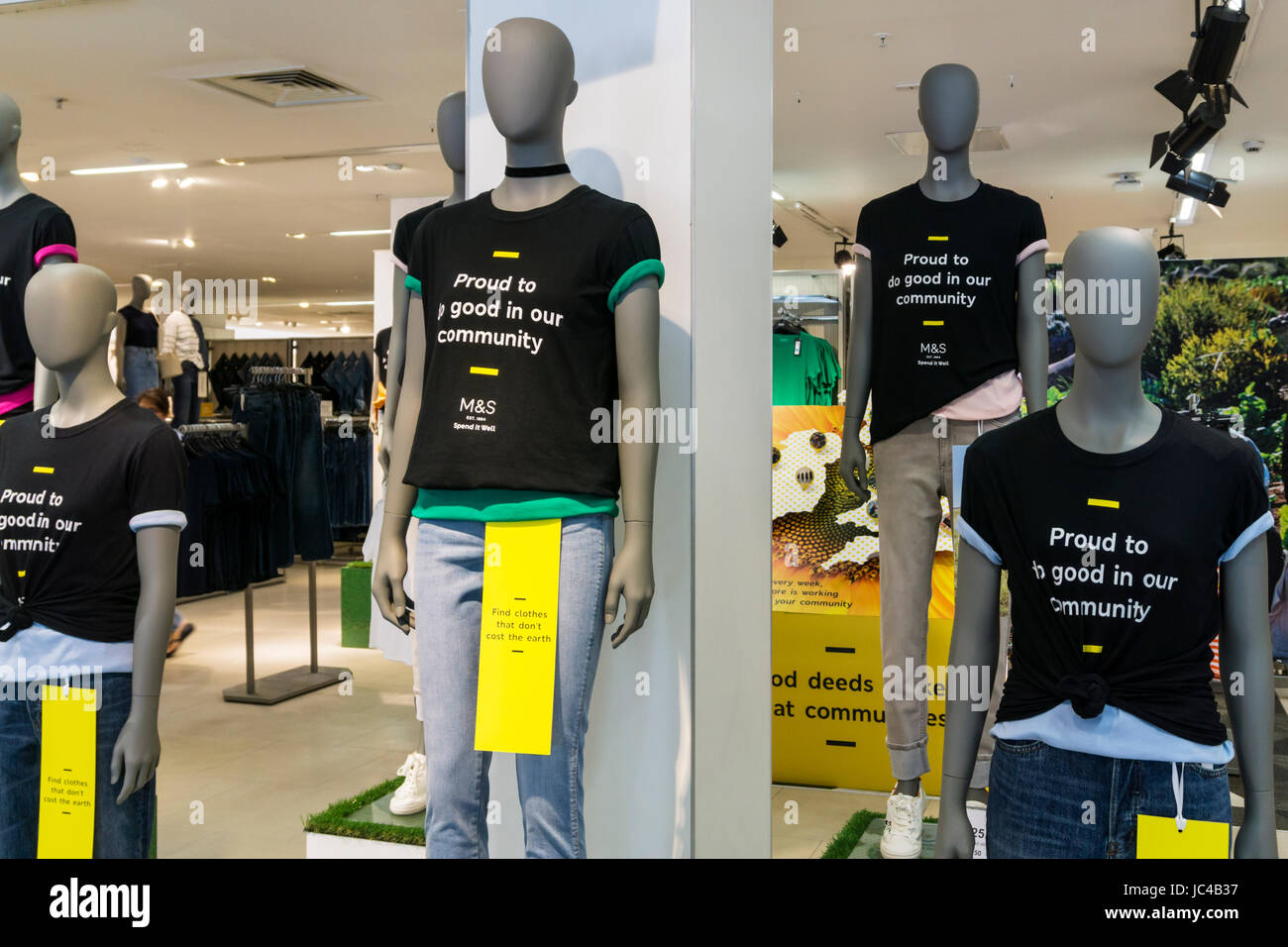 Schaufensterpuppen in einem Zweig der Marks & Spencer tragen 'Proud, gutes zu tun in unserer Gemeinschaft' t Shirts. Stockfoto