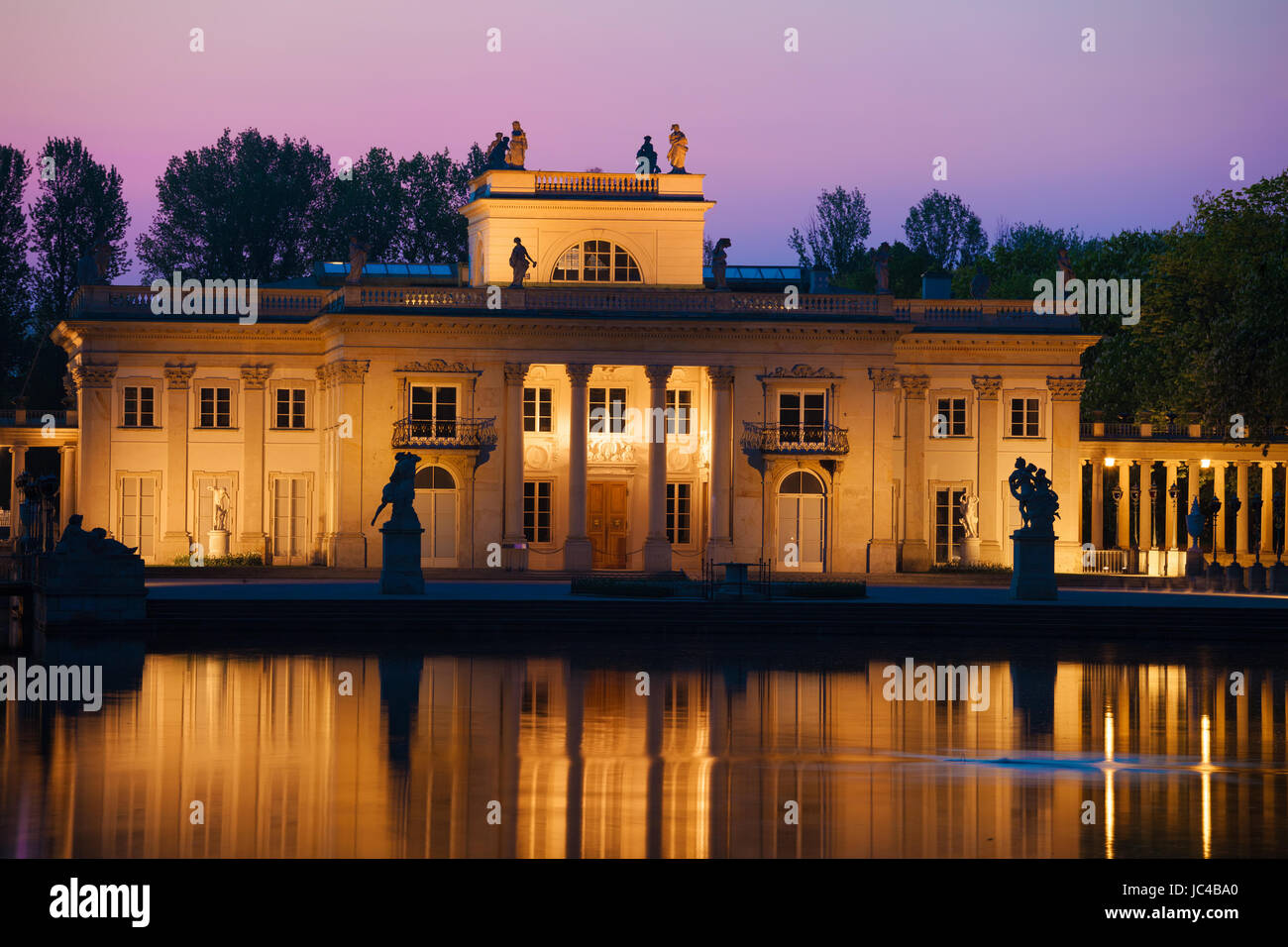 Palast auf der Insel in der Dämmerung im Royal Lazienki Park in Warschau, Polen, neoklassische Architektur, Wahrzeichen der Stadt Stockfoto