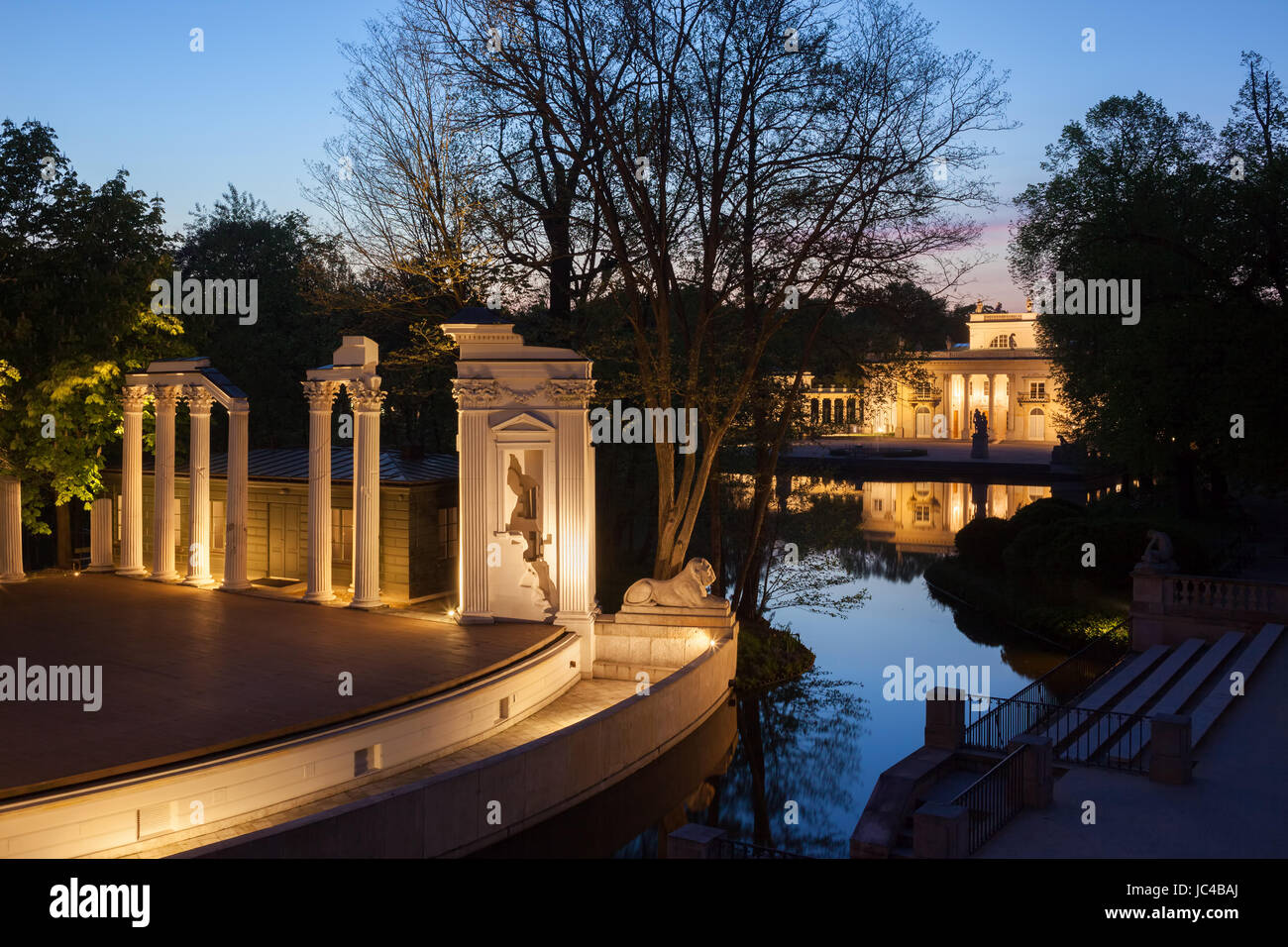 Royal Lazienki Park in Warschau in der Nacht, klassischen Amphitheater Bühne und Palast auf der Insel, Wahrzeichen der Stadt, Polen Stockfoto