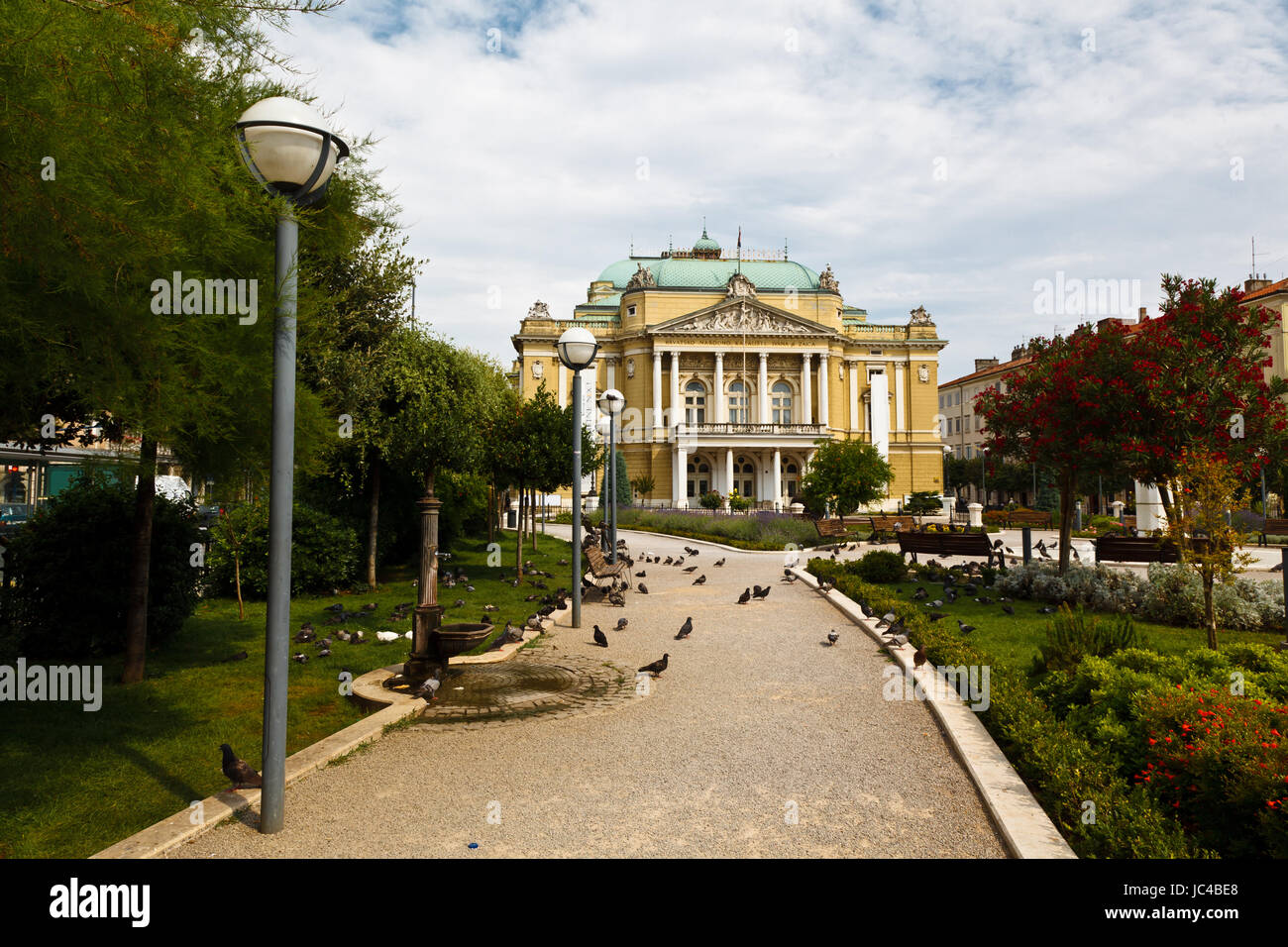 Kasalisni Park und Theatergebäude mit Säulen in Rijeka, Kroatien Stockfoto