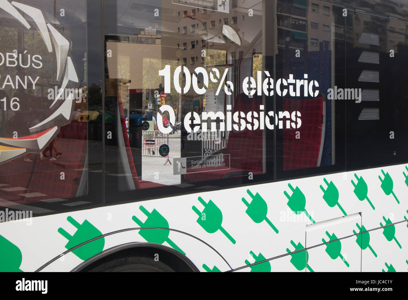 Barcelona, Spanien - 2. Oktober 2016: Detail der Elektrobus; die Energie der Zukunft. Stockfoto