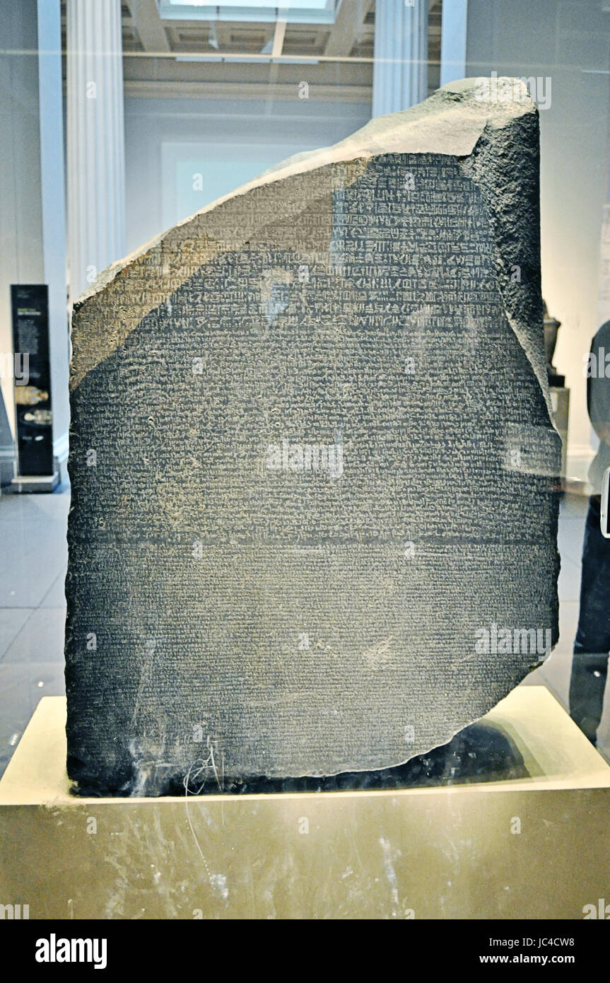 Rosetta Stone - Incription in verschiedenen Sprachen, die dazu beigetragen zu der alten Ägypter Hieroglyphenschrift entziffern. Stockfoto