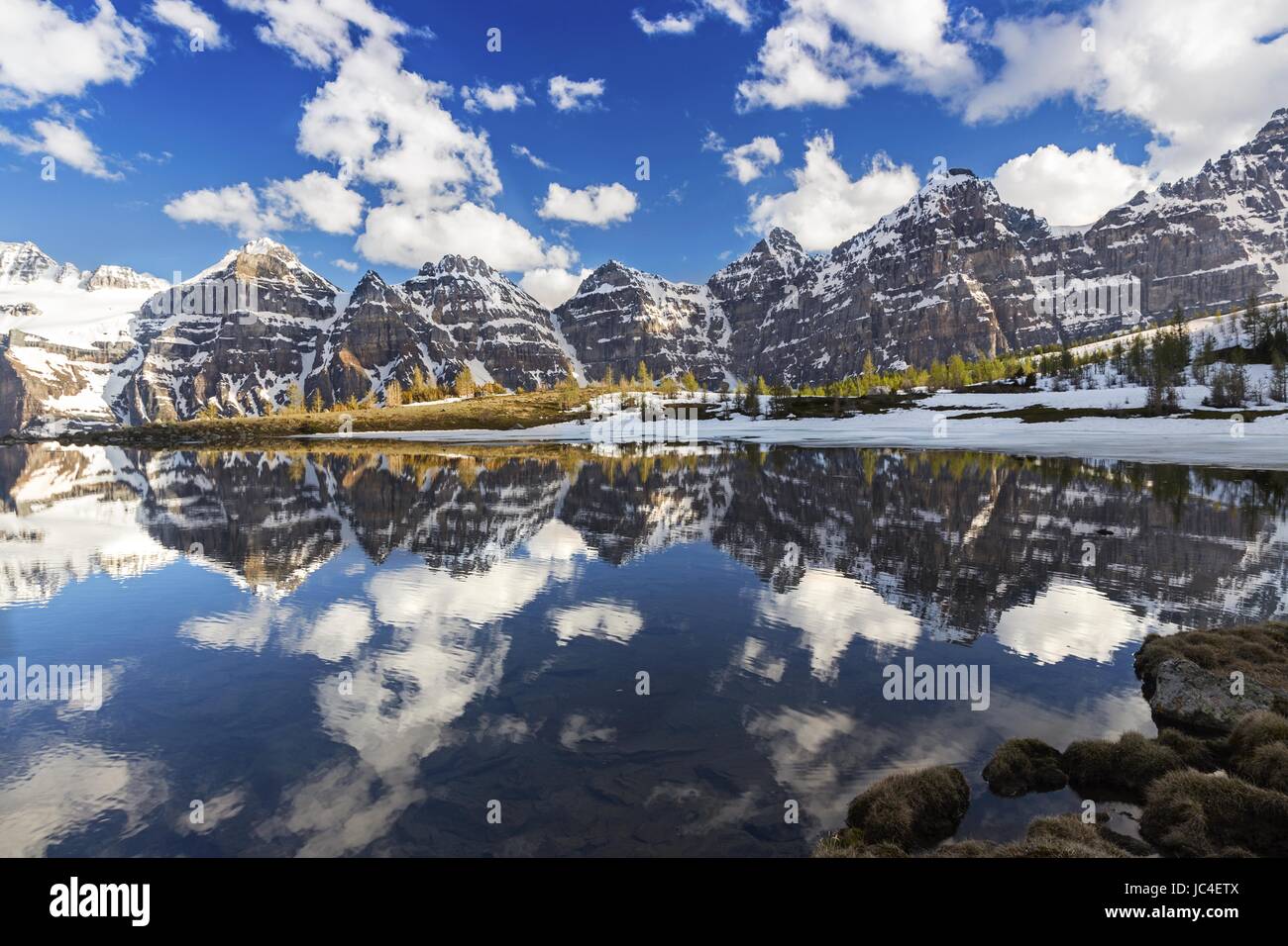 Tal der zehn Zinnen Landschaft mit Bergen, die sich im ruhigen Wasser des Minnestimma Lake im Lärchental, Banff National Park Canadian Rockies spiegeln Stockfoto