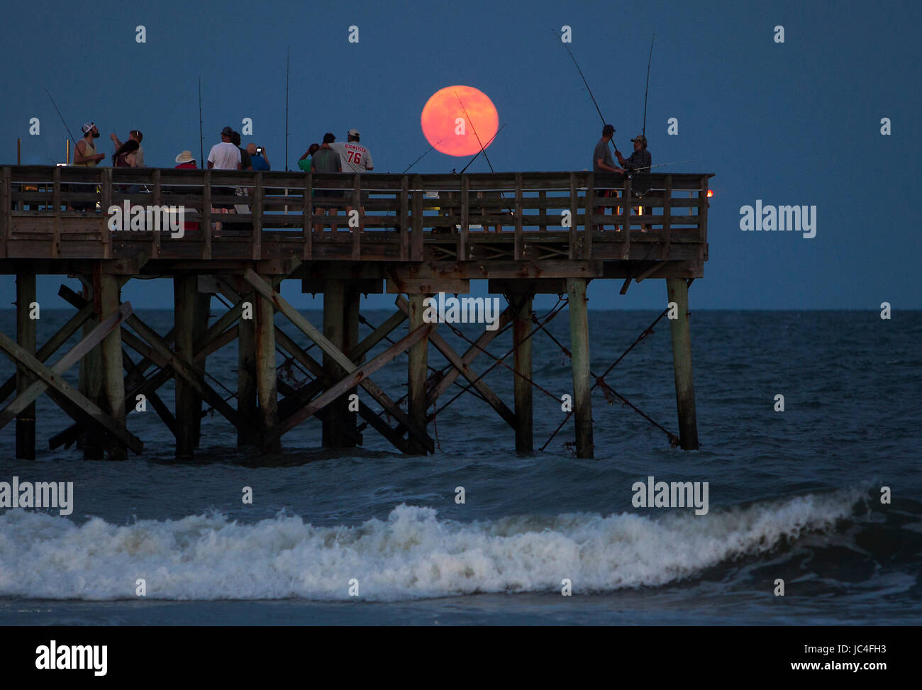 Ein Vollmond steigt über dem Atlantik auf der Isle of Palms, S.C Stockfoto