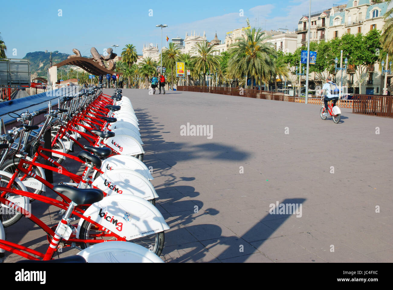 Fahrrad-Parken. Paseo de Colon, Barcelona, Spanien. Stockfoto