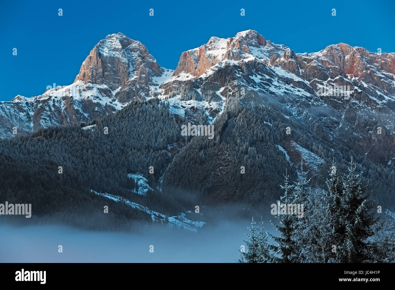 Bergkette "Steinernen Meer" in Alpen in der Morgendämmerung, Österreich Stockfoto