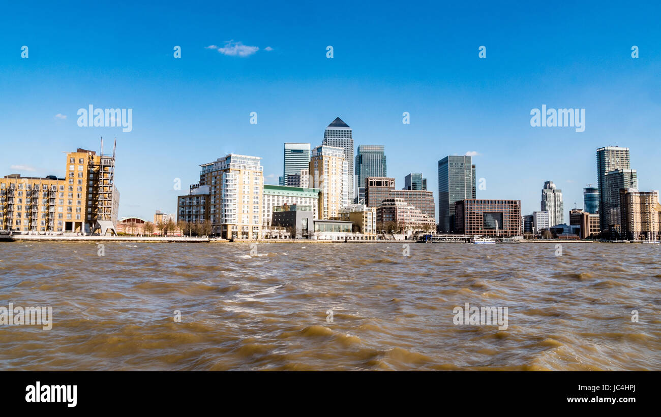 Blick auf das Bankenviertel der Docklands in London von der Themse Stockfoto