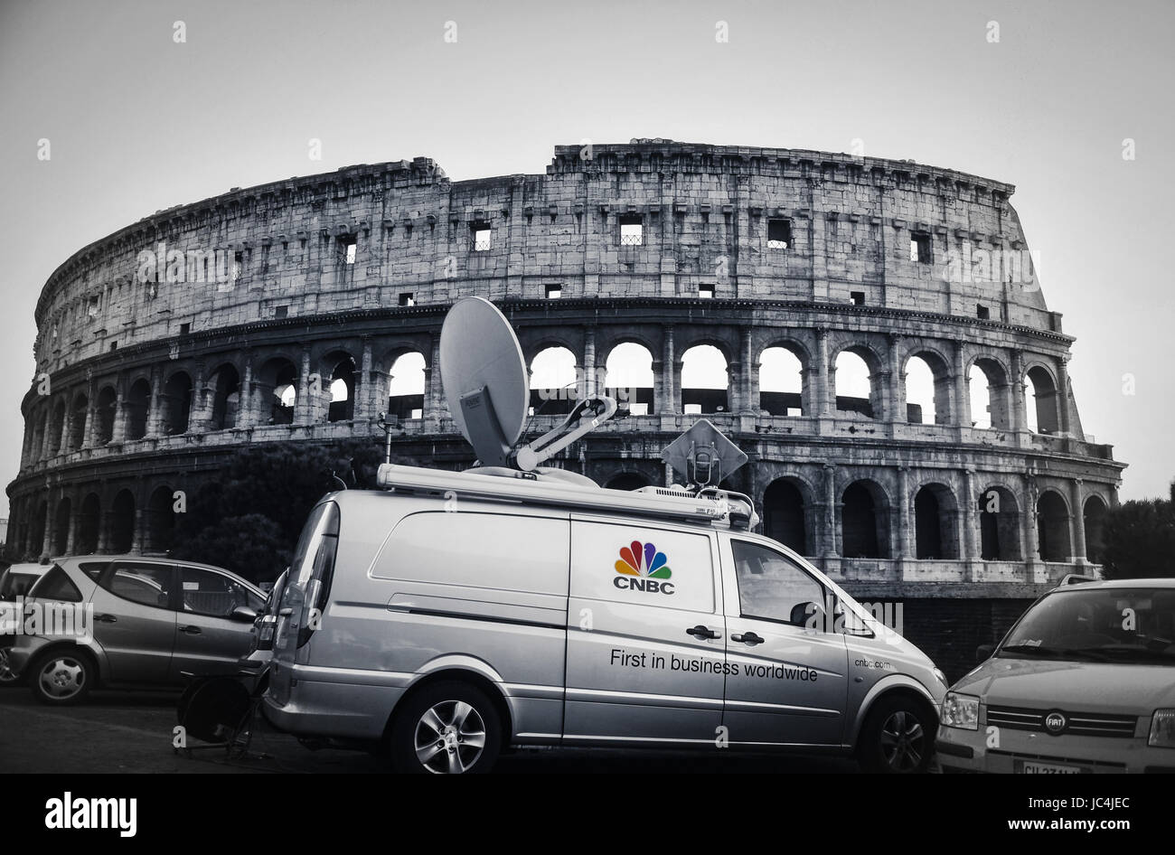 CNBC-Van vor Kolosseum in Rom Stockfoto