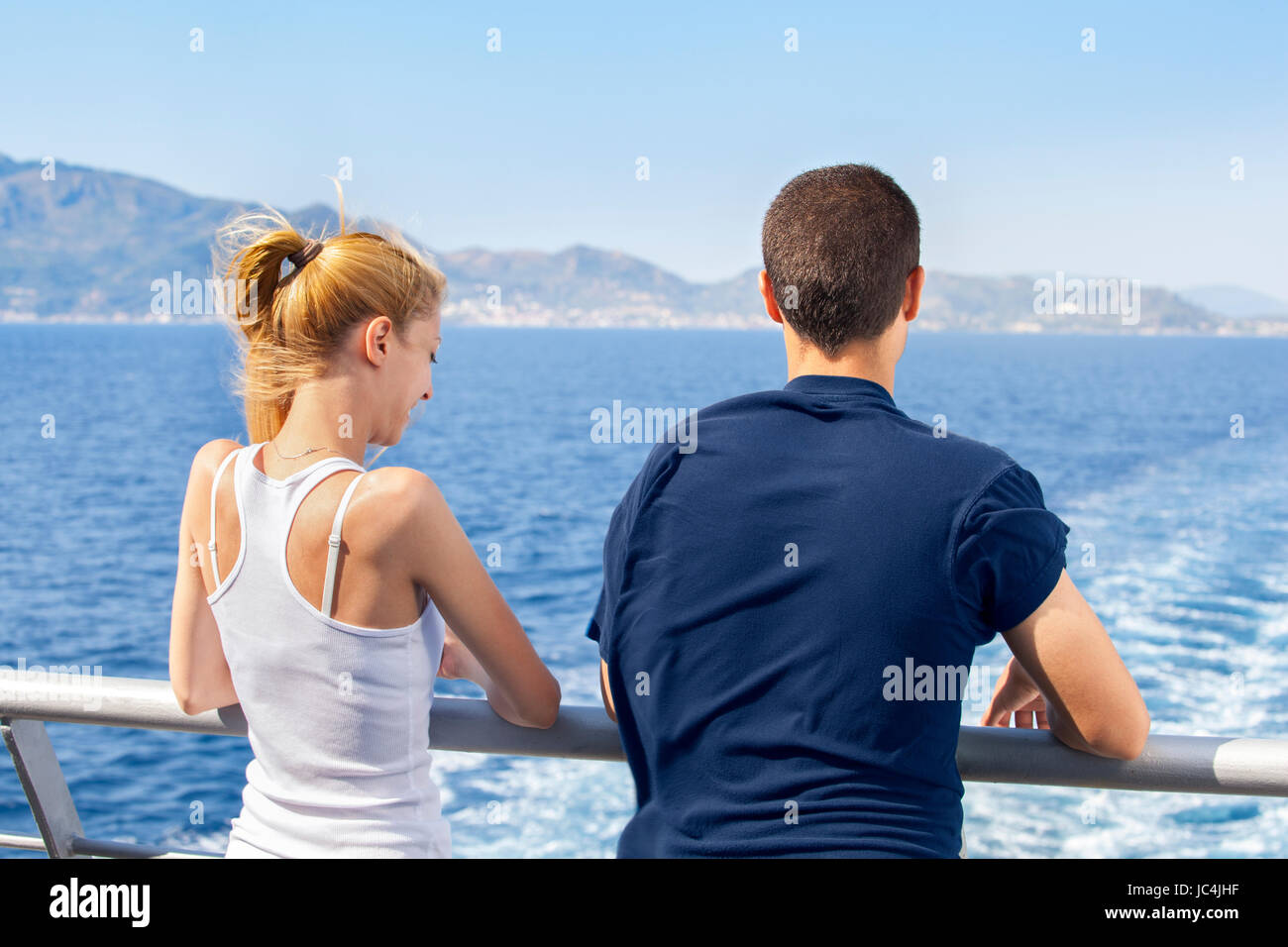 Zwei Jugendliche Frau und Mann auf einem Schiff Segeln und genießen ihren Sommer-Urlaub am Meer. Stockfoto
