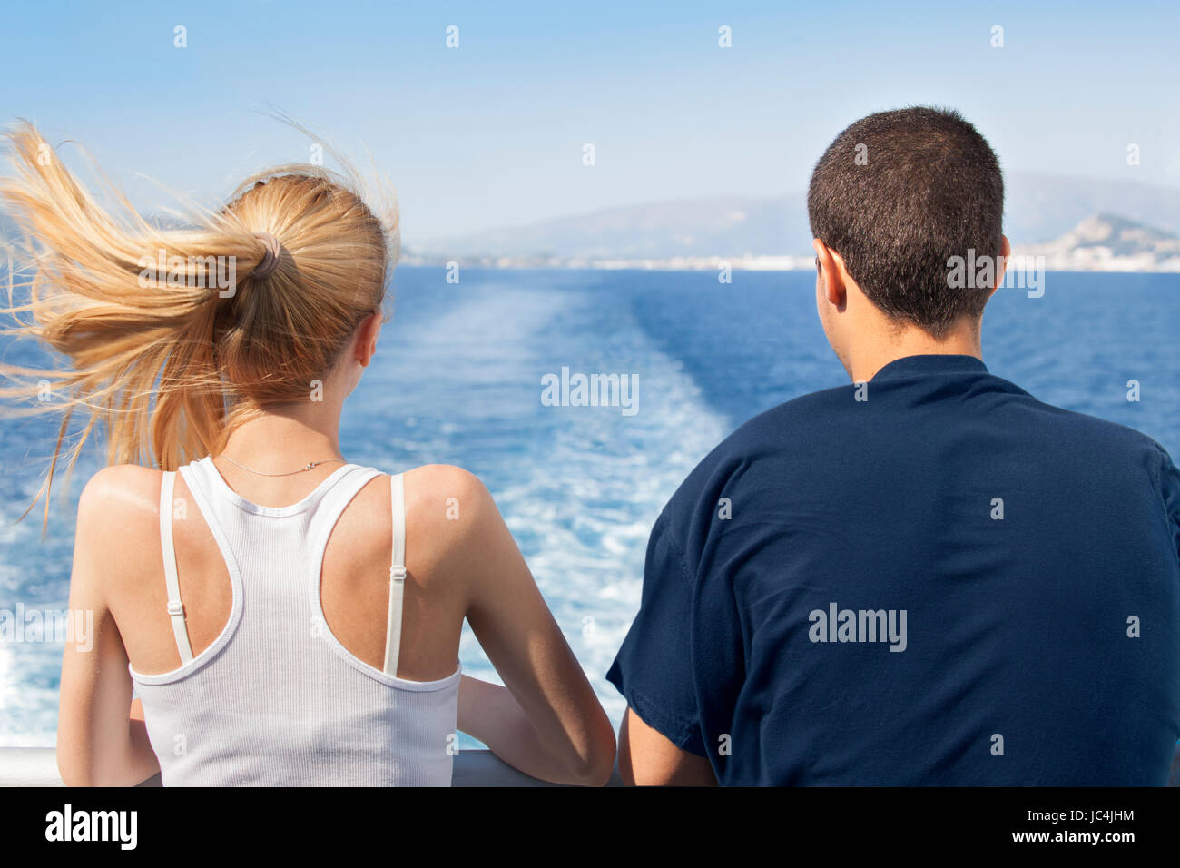 Jugendliche Frau und Mann mit Fähre Boot Schiff während ihrer Sommerferien Meer segeln. Stockfoto