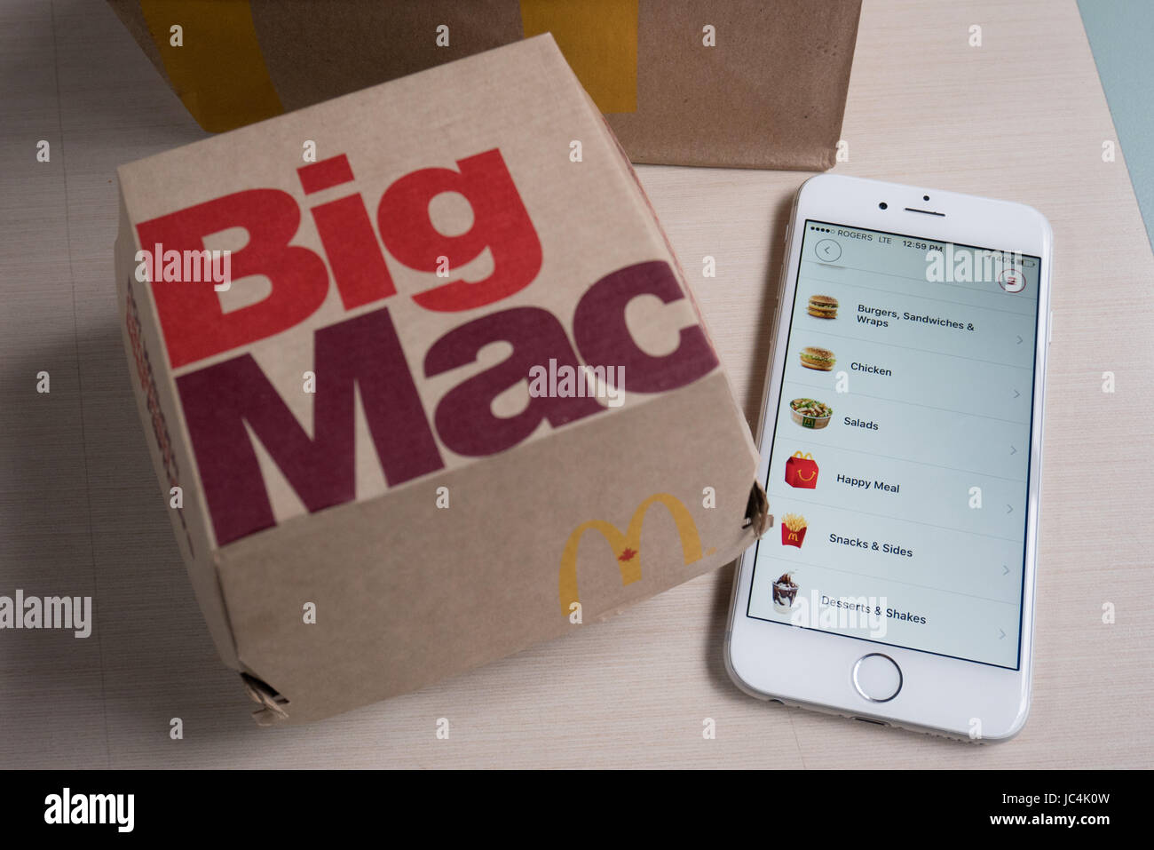 Verwendung von Mcdonalds app Essen bestellen Stockfoto