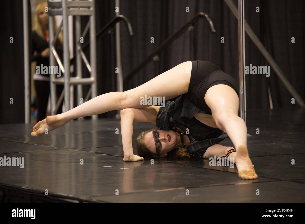 eine Frau, die Durchführung von Pole dance auf der Bühne Stockfoto