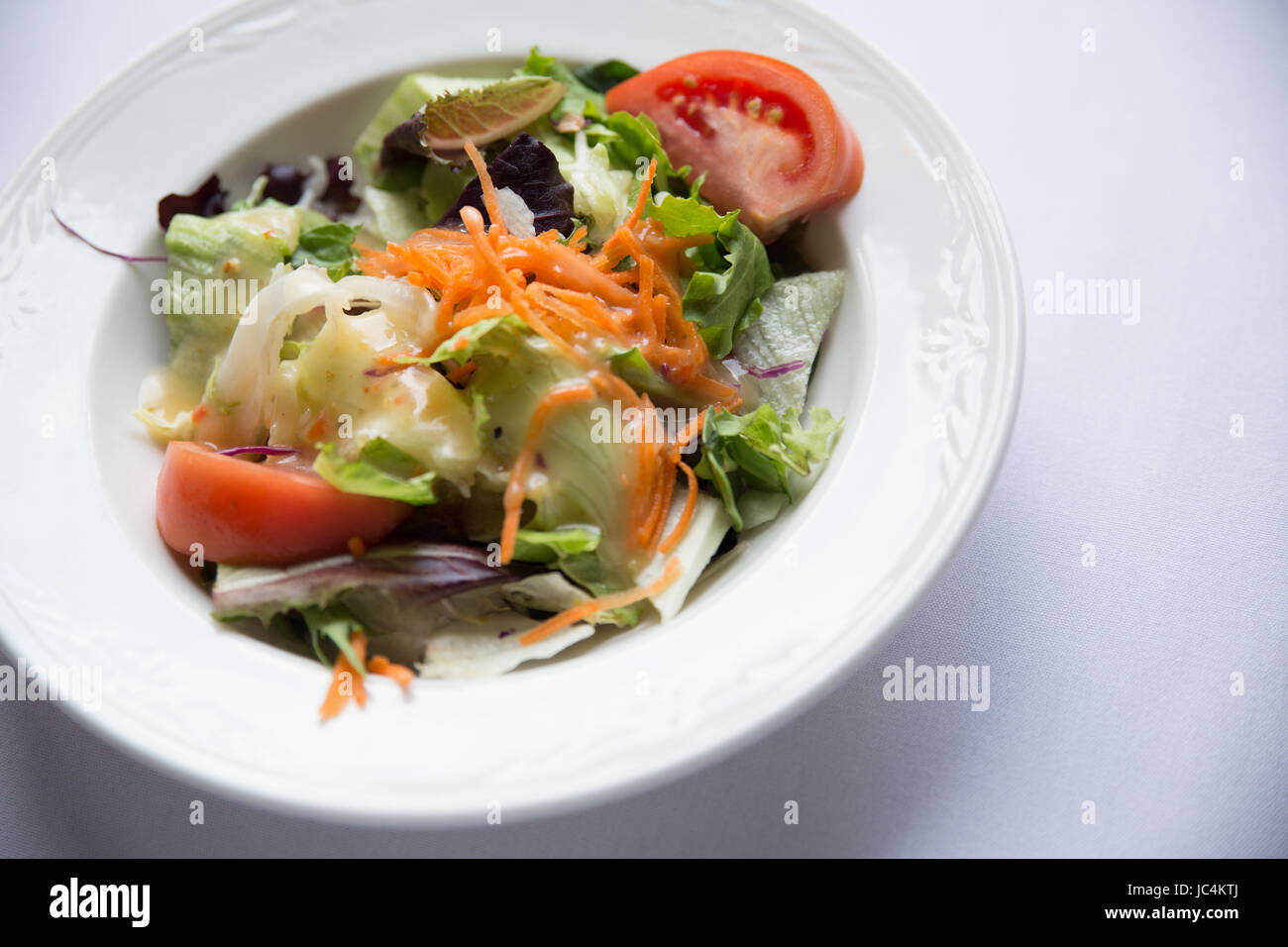 eine gesunde Schüssel mit grünem Salat Stockfoto