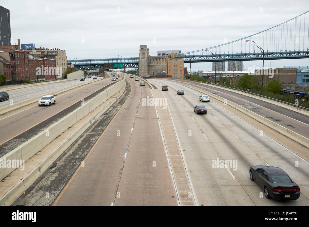 Vine street Schnellstraße Interstate 95 und der Ben Franklin Bridge Penns landing Philadelphia USA Stockfoto