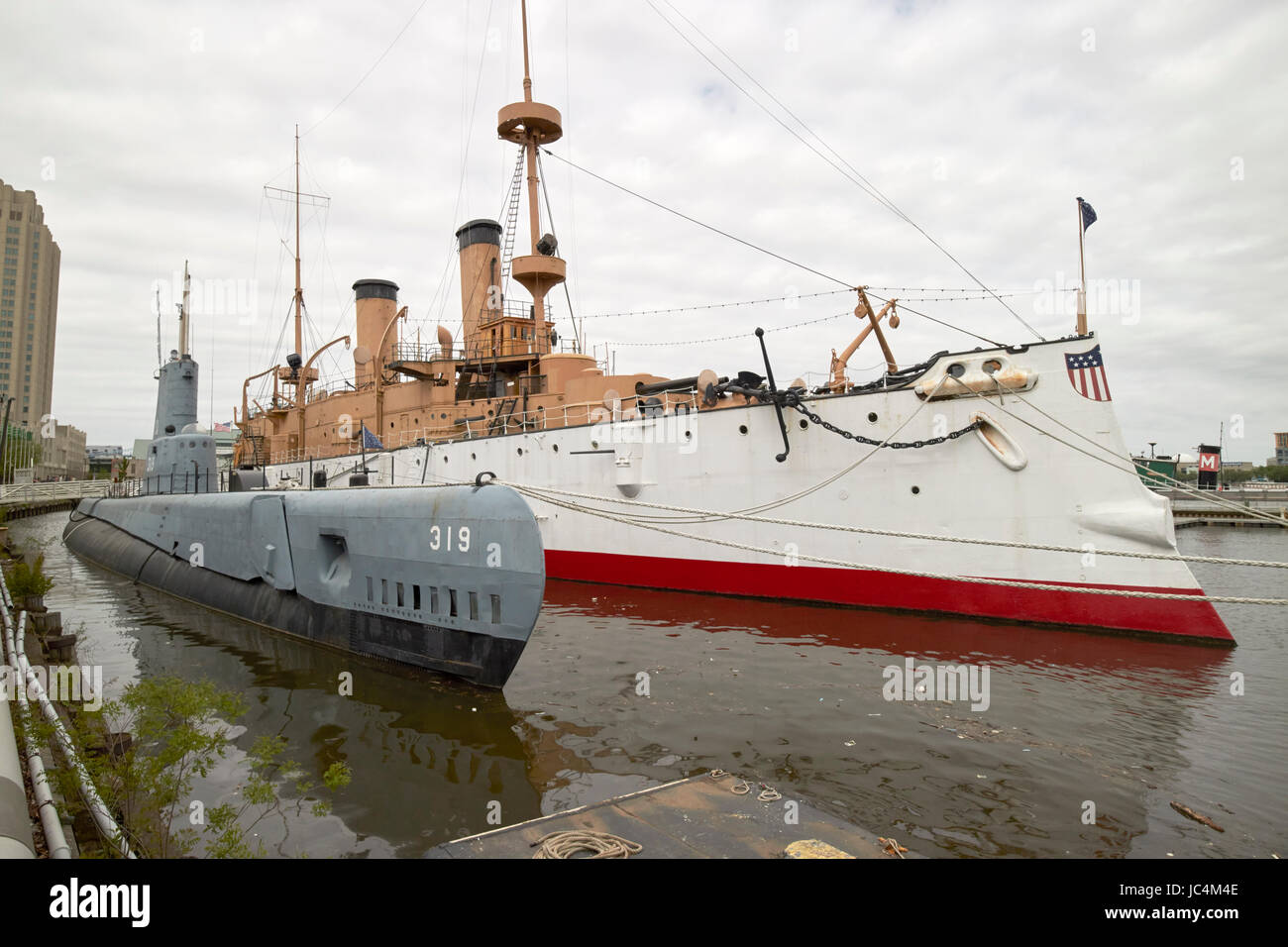 Die USS Becuna ss-319 und die USS Olympia sind im Museumsdock Philadelphia USA des Unabhängigkeits-Seehafens ausgestellt Stockfoto