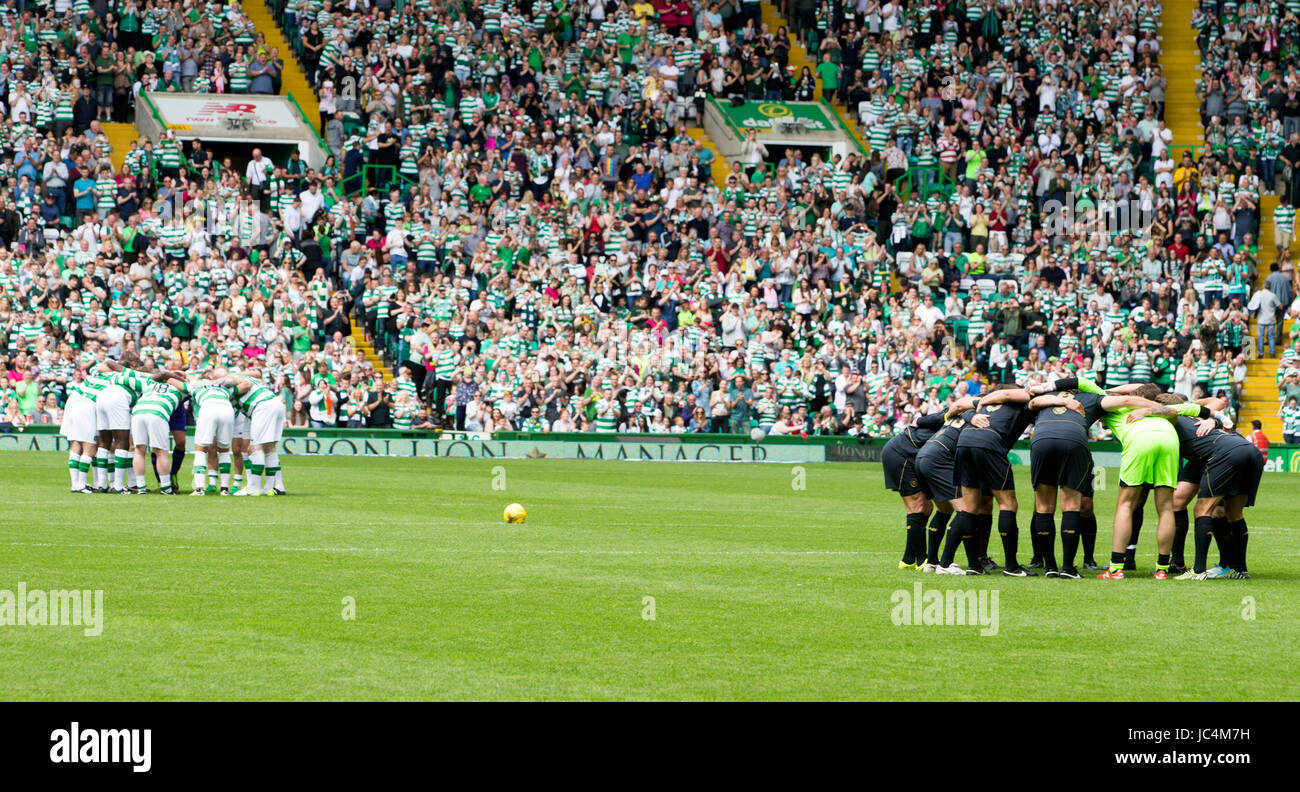 keltische Team huddle während das Benefizspiel im Celtic Park, Glasgow. Stockfoto