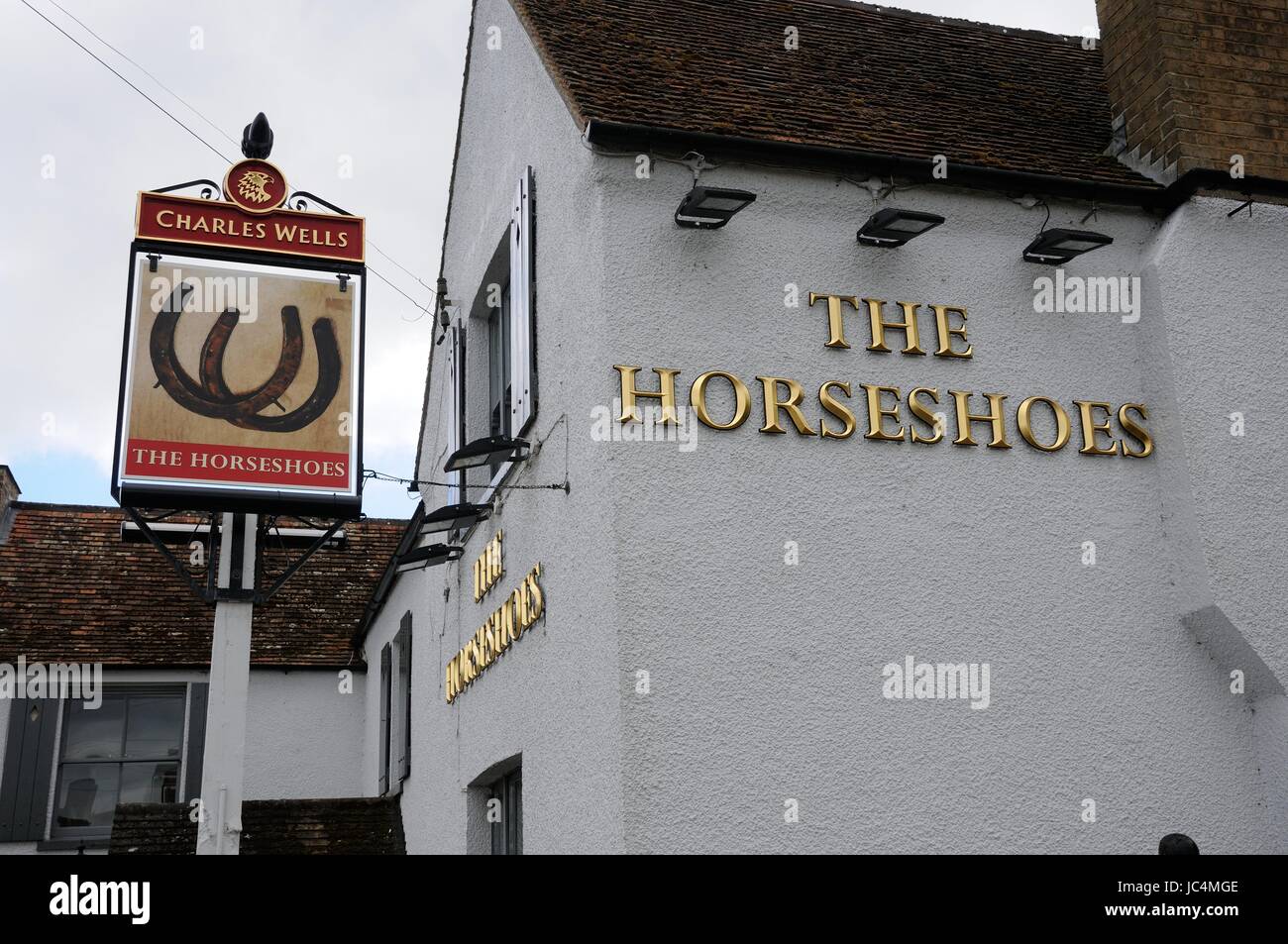 Das Hufeisen Inn, Blunham, Bedfordshire, steht dem der High Street um 90 Grad dreht.  Es wird erstmals in Aufzeichnungen aus dem Jahre 1769 erwähnt. Stockfoto