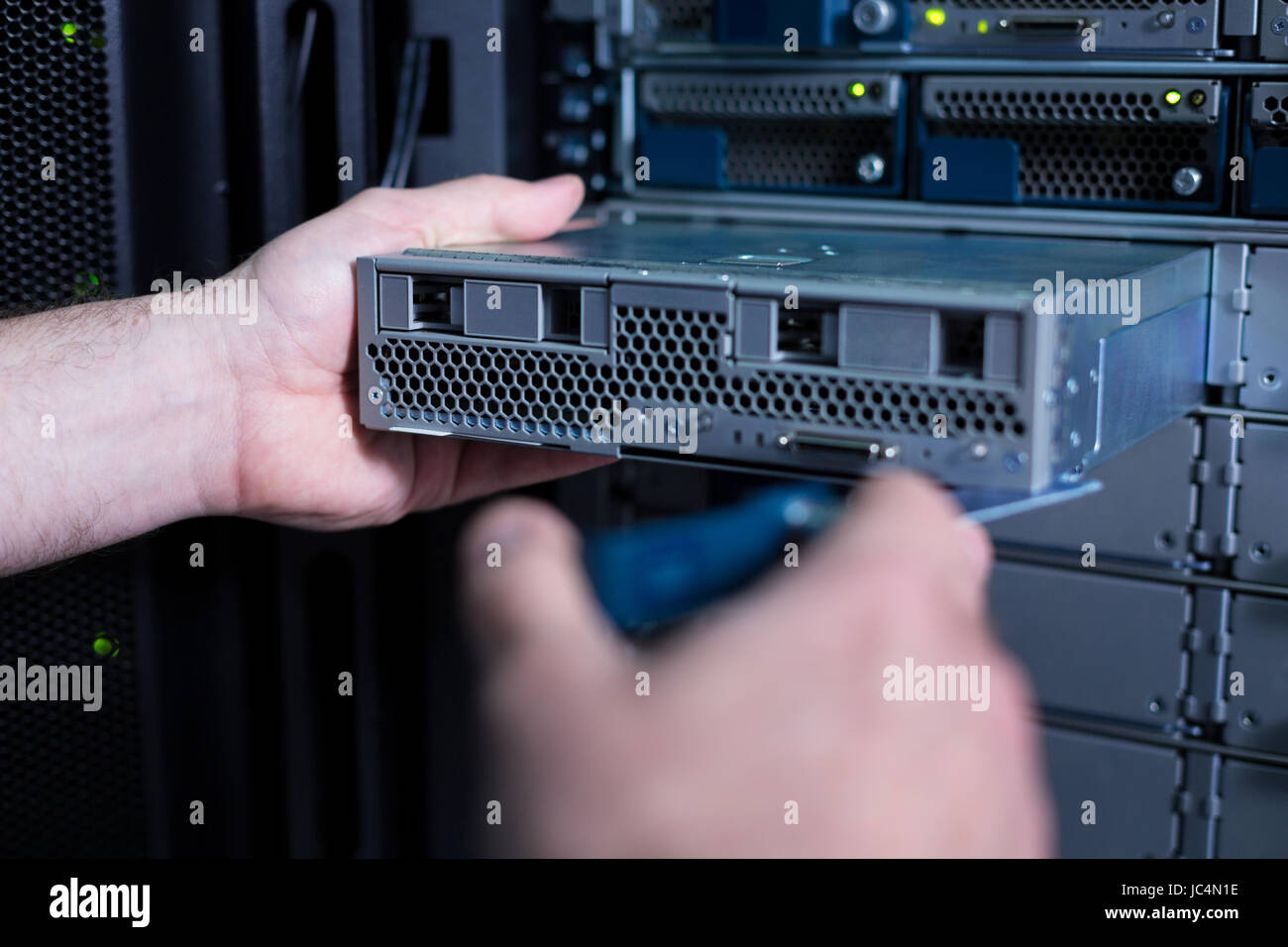 Blade-Server durch einen Fachmann statt Stockfoto