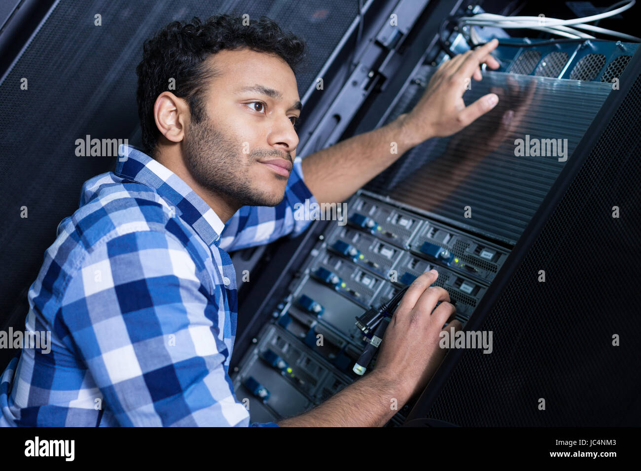 Schöne angenehme Menschen auf seine Arbeit konzentrieren Stockfoto