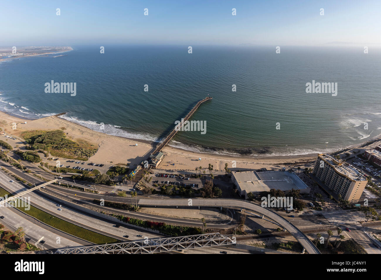 Luftaufnahme der Ventura Pier und der Autobahn entlang der Pazifikküste in Südkalifornien. Stockfoto