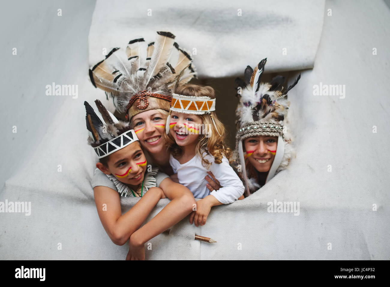 glückliche Kinder spielen Indianer Stockfoto