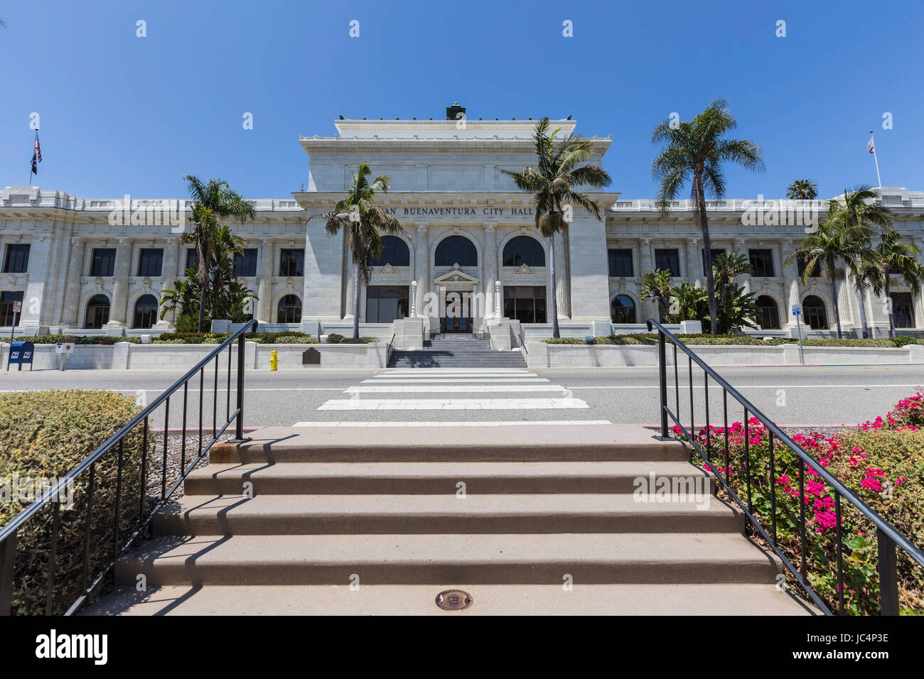 Ventura, Kalifornien, USA - 11. Juni 2017: Front Eingang zum historischen Ventura Rathaus Gebäude in Südkalifornien. Stockfoto