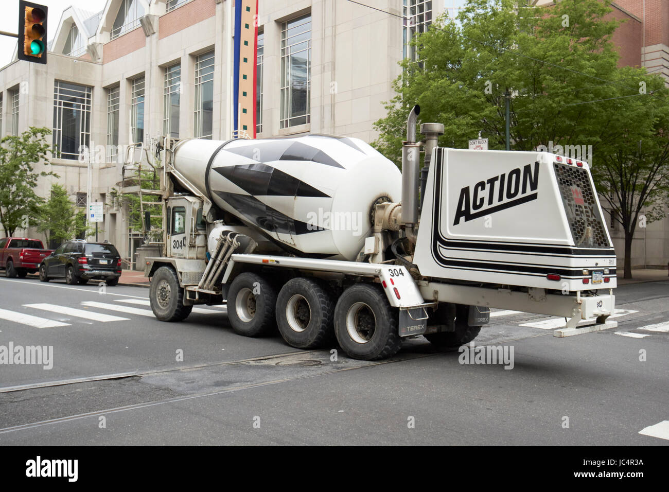 vorne entladen Fertigmischung konkrete LKW in der Innenstadt von Philadelphia USA Stockfoto