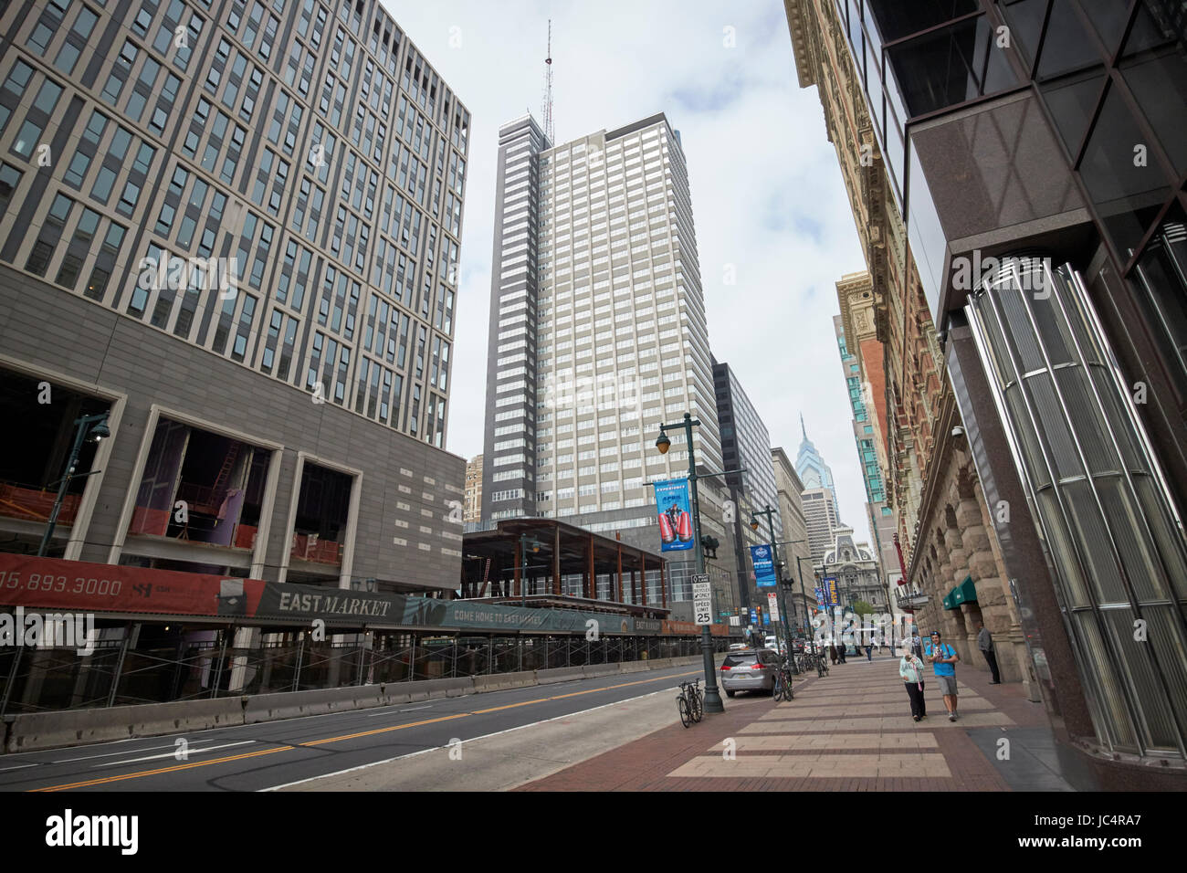 Nachschlagen von Markt-Straße in Richtung Rathaus Stadtzentrum Downtown Philadelphia USA Stockfoto
