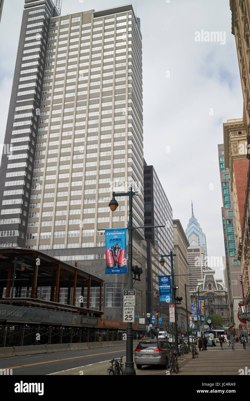 Nachschlagen von Markt-Straße in Richtung Rathaus einschließlich Psfs Gebäude Mittelstadt Downtown Philadelphia USA Stockfoto