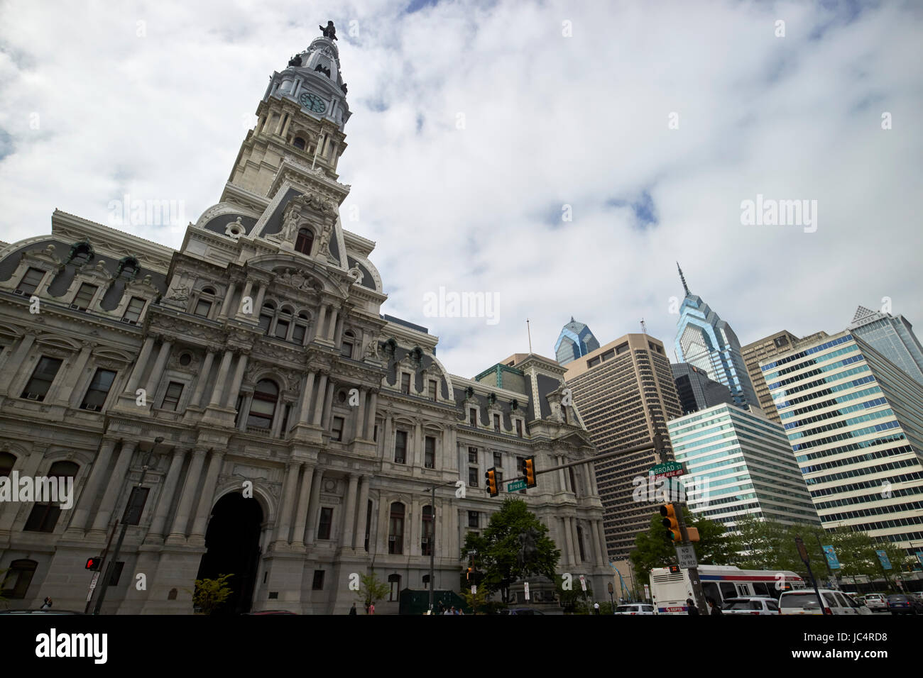 Philadelphia City Hall und zentraler Geschäft Bezirk von Rittenhouse Reihe hinter USA Stockfoto