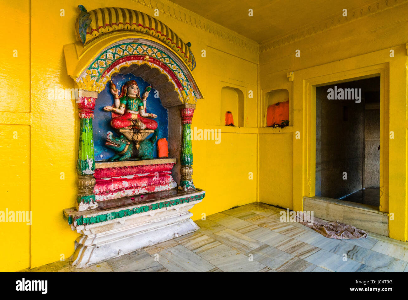 Ein kleiner Tempel der Göttin Ganga am heiligen Fluss Ganges lalita Ghat gewidmet in der Vorstadt godowlia Stockfoto