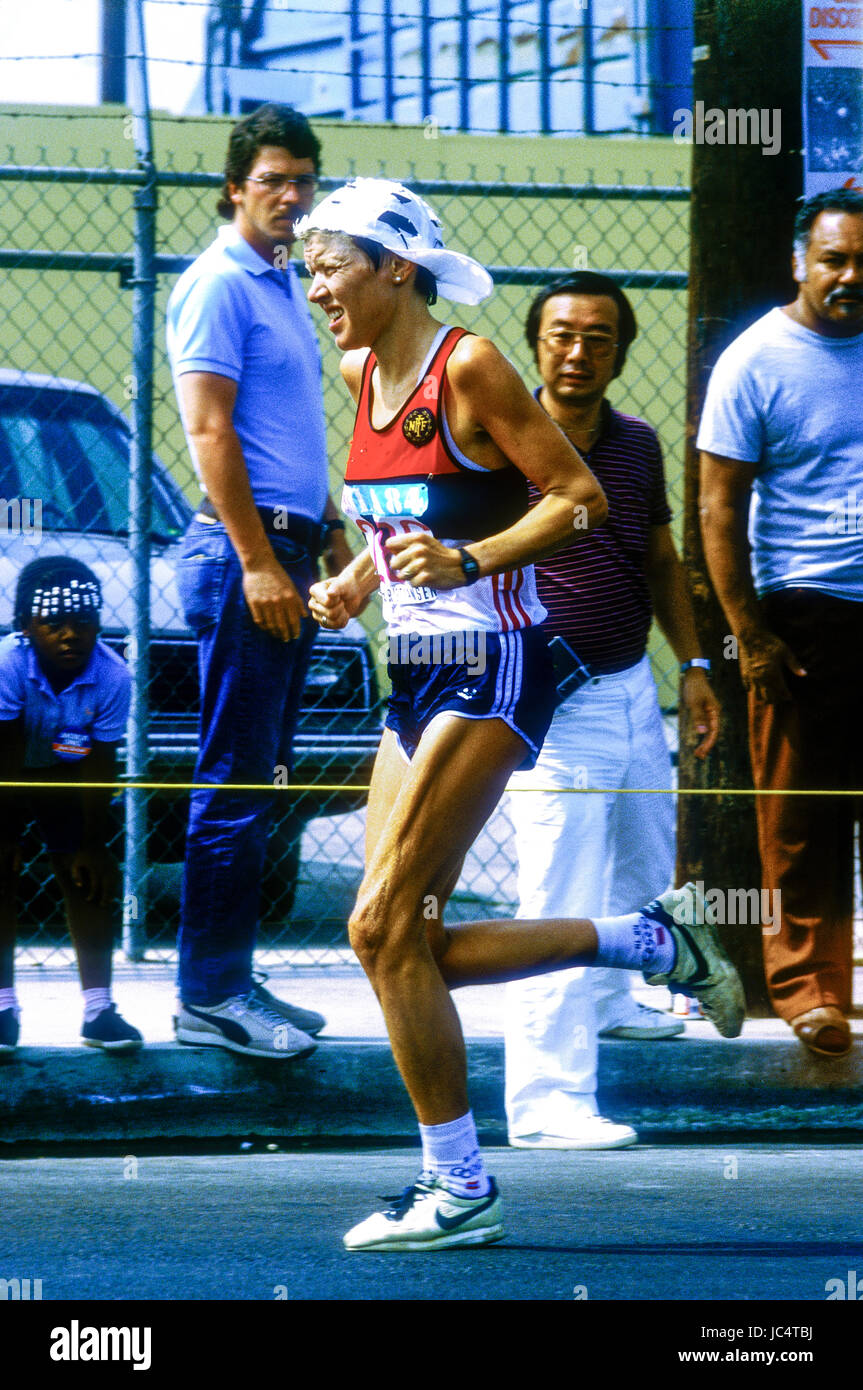 Ingrid Kristiansen (NOR) im Wettbewerb um die erste Frauen Marathon bei den Olympischen Sommerspielen 1984 Stockfoto