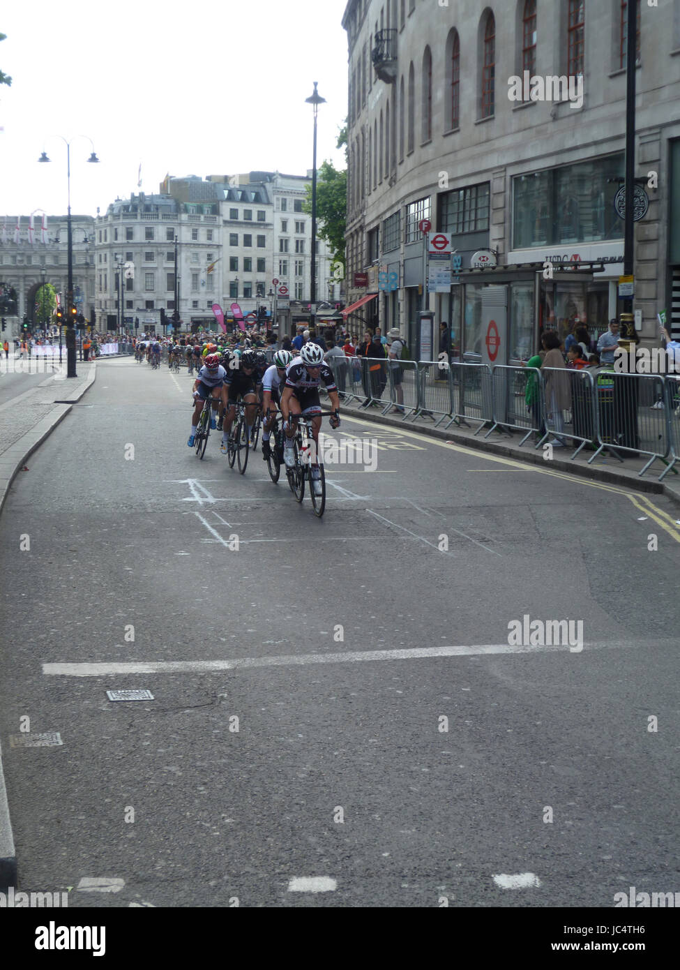 London UK-Juni 11 2017:Riders in die 2017 OVO Energie Frauen Tour entlang dem Strand, in der Nähe von Charing Cross Station zu beschleunigen Stockfoto