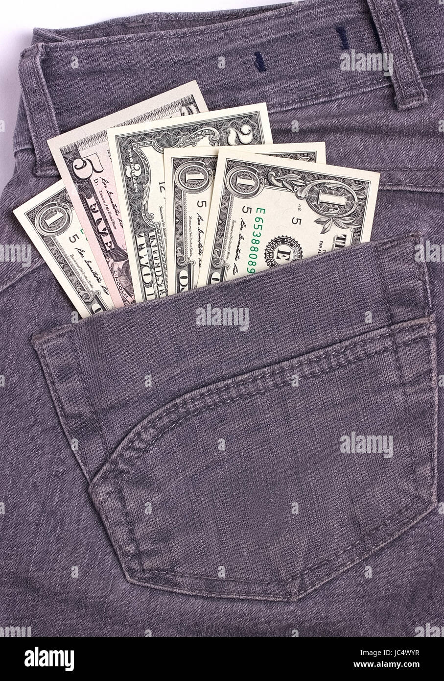 Dollar Scheine in schwarzen Jeans Gesäßtasche Stockfoto