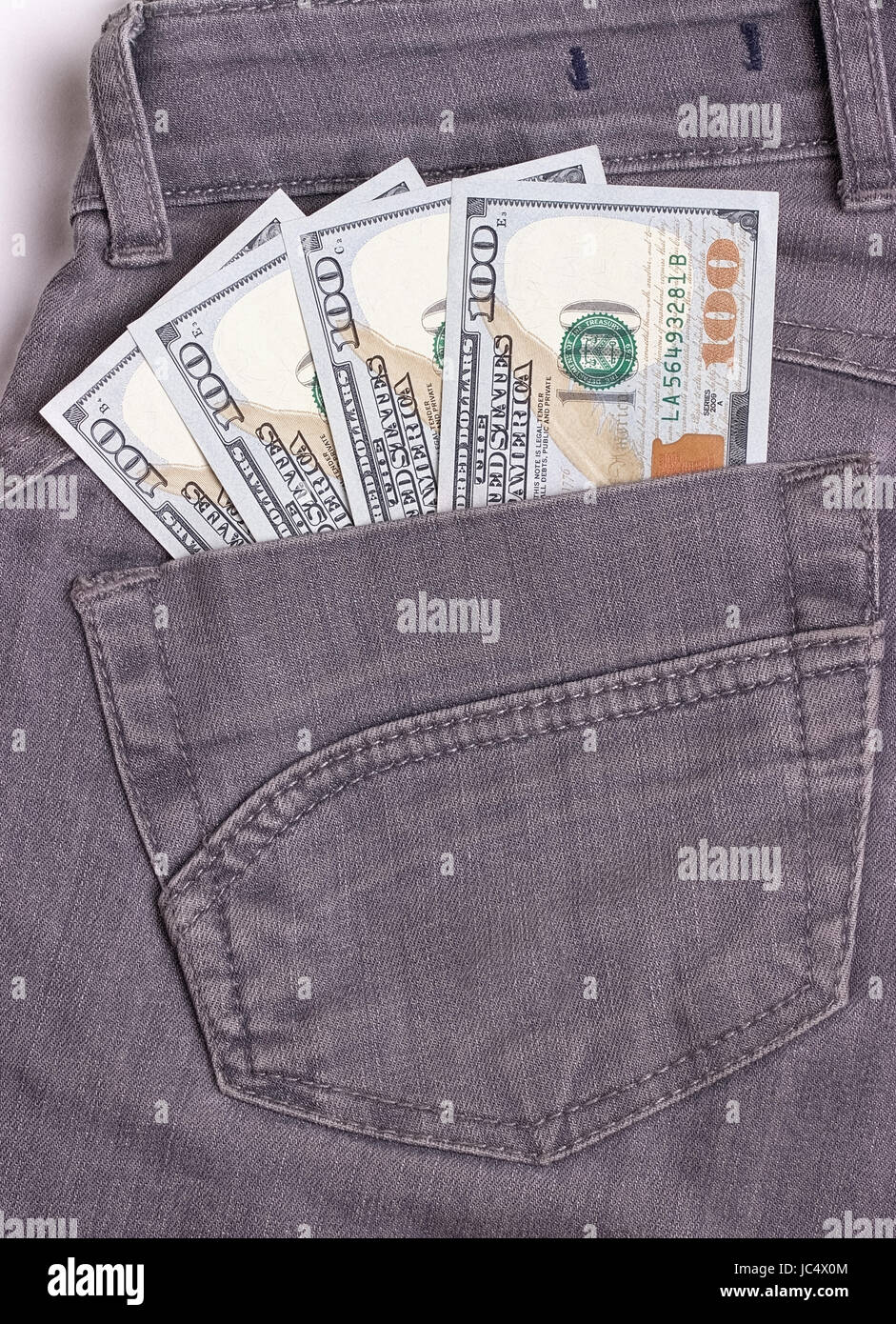 Dollar Scheine in schwarzen Jeans Gesäßtasche Stockfoto