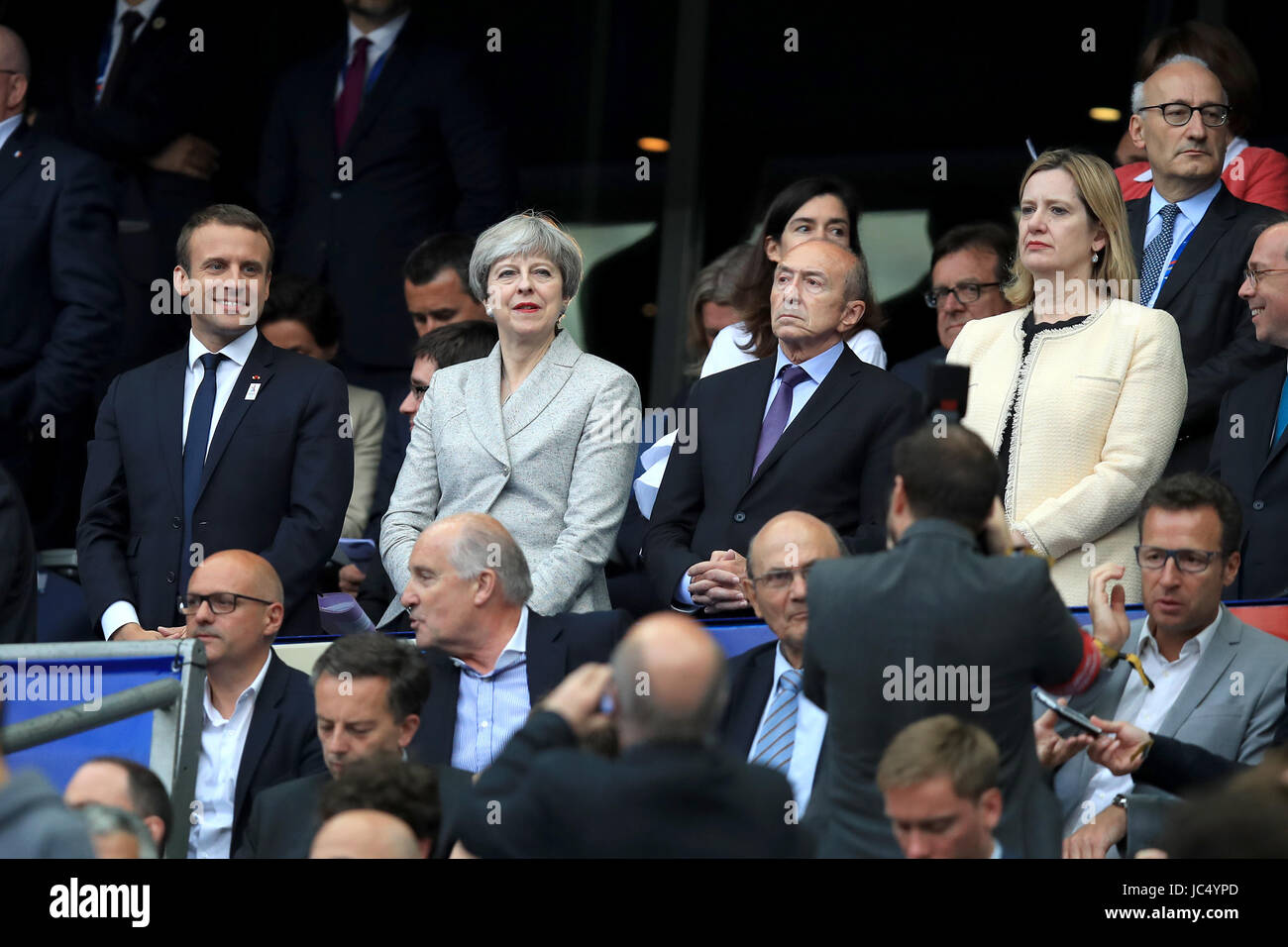 Premierminister Theresa May (Mitte) neben French President Emmanuel Macron (left) French Interior Minister Gérard Collomb (Mitte rechts) und Home Secretary Amber Rudd während internationale Freundschaftsspiele im Stade de France, Paris. Stockfoto