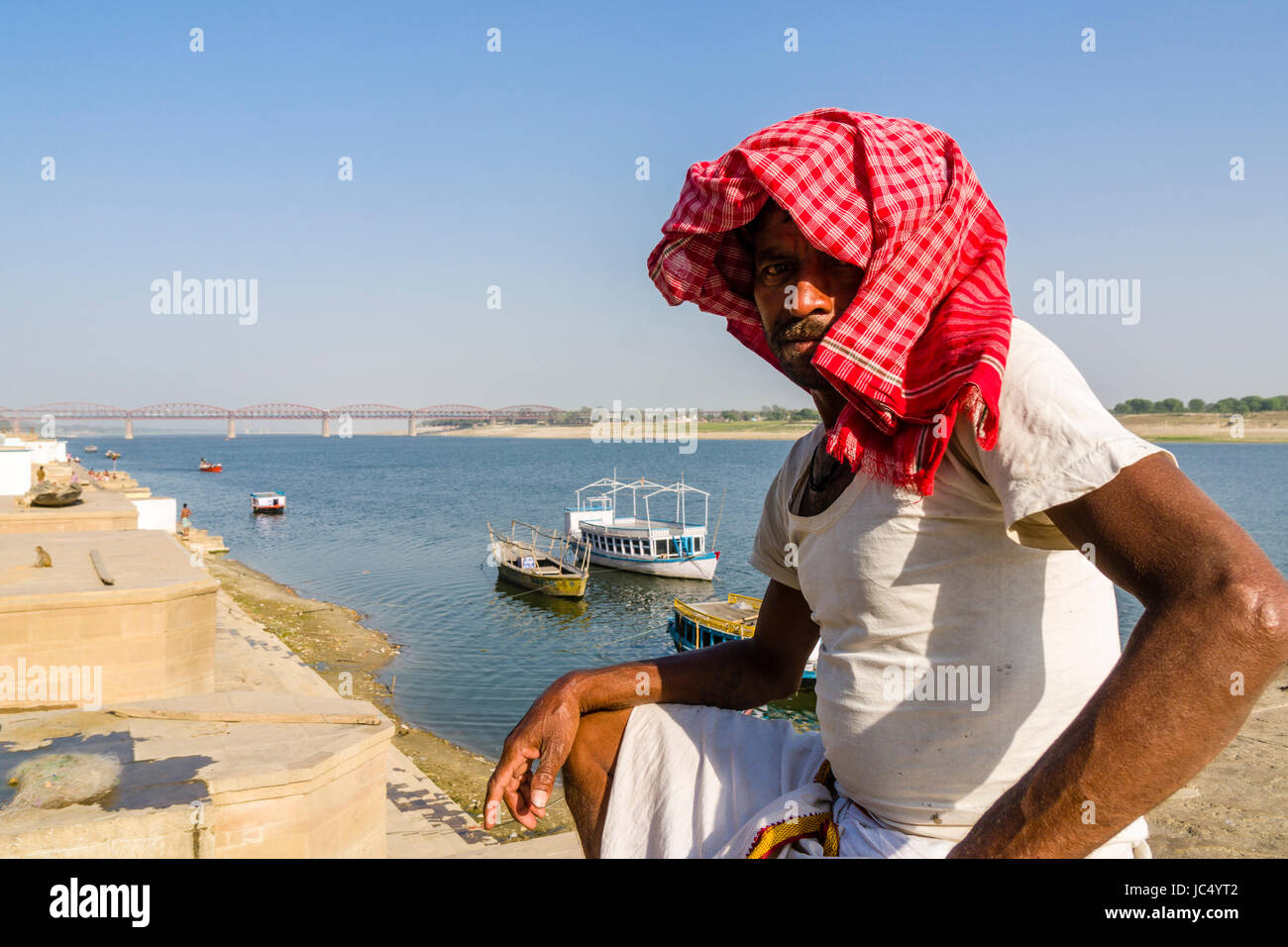 Porträt eines Bootes Mann, auf der Suche nach Kunden, am heiligen Fluss Ganges lalita Ghat im Vorort godowlia Stockfoto