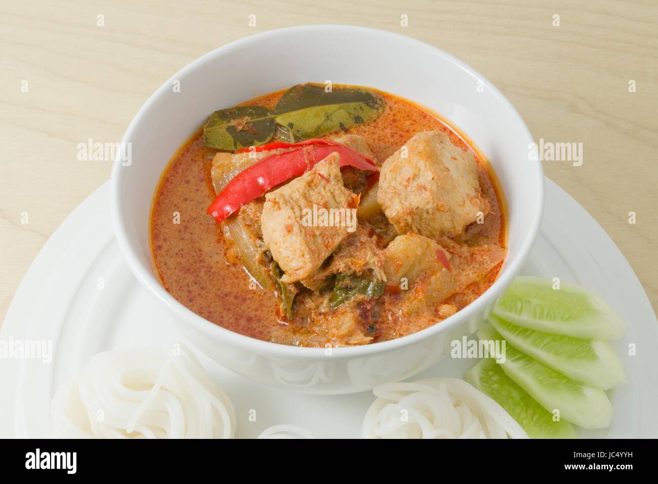 Veganes Essen, leckere rote Curry mit strukturiertes Gemüseprotein, Ananas und Kokosmilch. Stockfoto