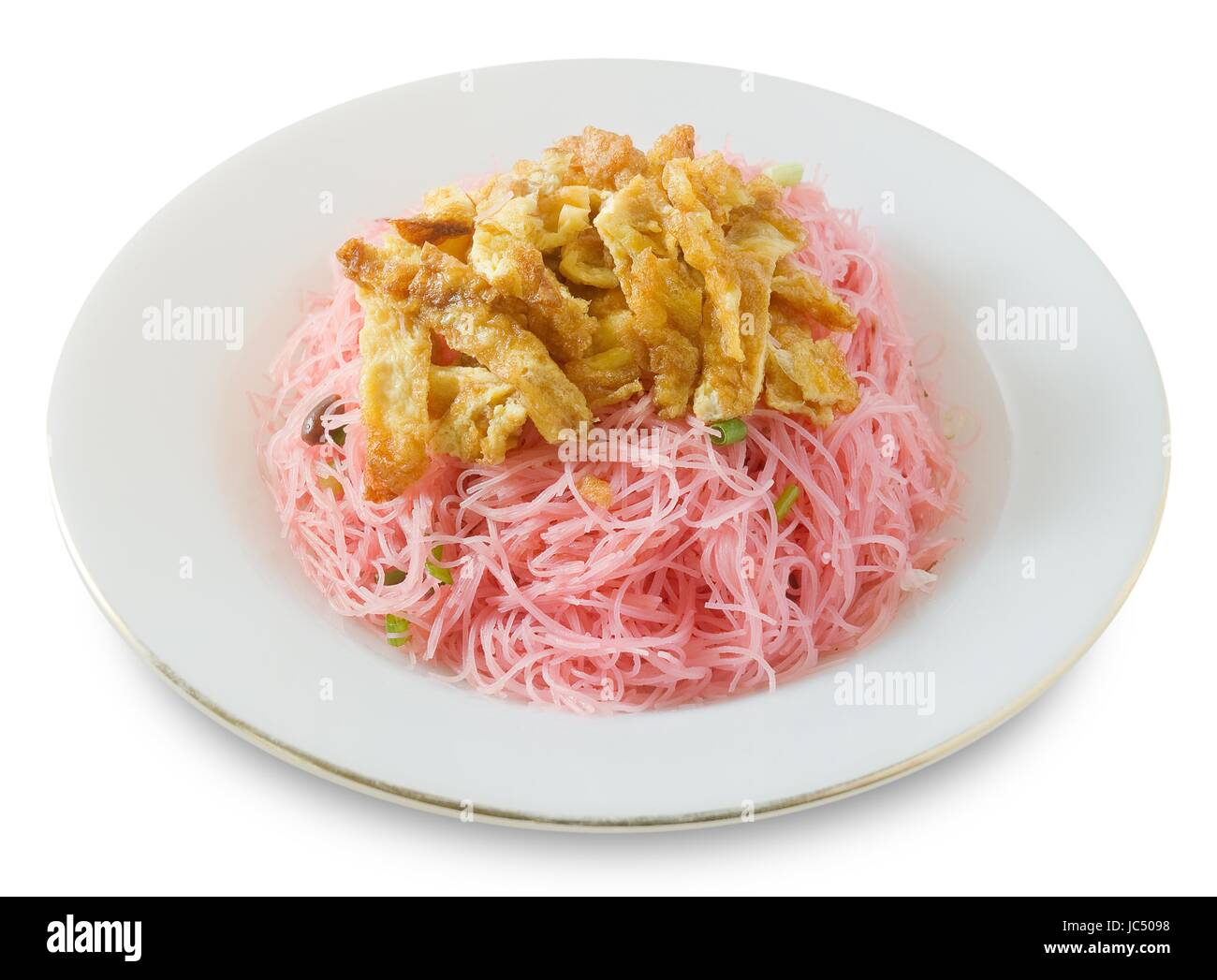 Thai-Küche und Essen, Gericht aus roten rühren gebratene Reisnudeln mit Julienne Omelette serviert und gehackte Schalotte. Stockfoto