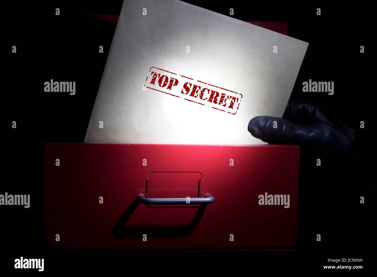 Auf der Suche nach streng geheime Dokumente in einem dunklen. Stockfoto
