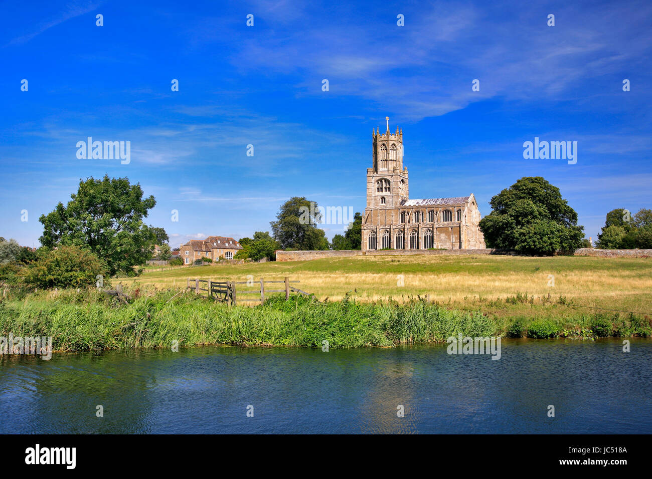Herbst, St Mary und all Saints Church, Fluss Nene, Fotheringhay Dorf, Northamptonshire, England, Großbritannien, UK Stockfoto