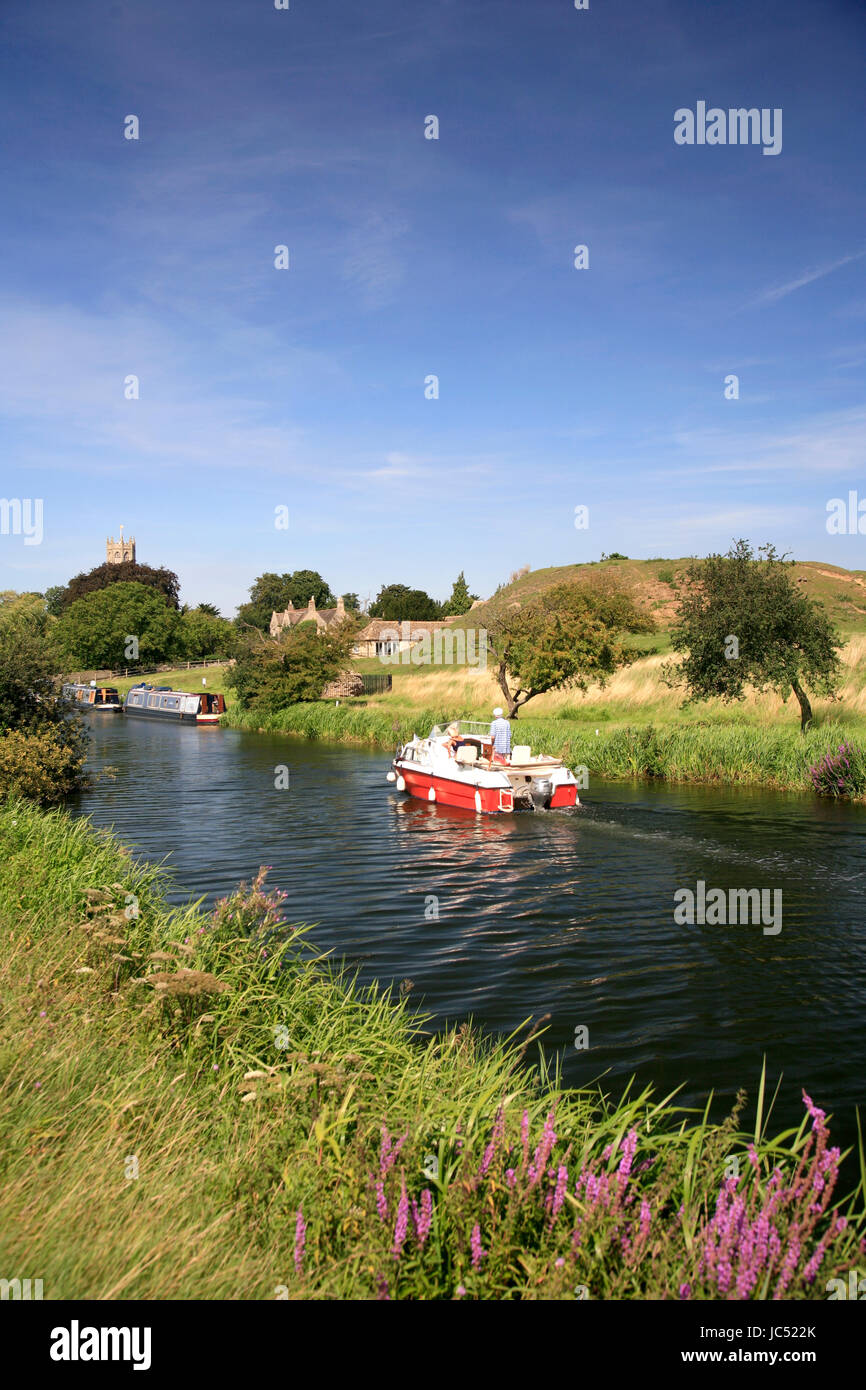 Narrowboat auf dem Gelände des Fotheringhay Castle, Fluss Nene, Fotheringhay Dorf, Northamptonshire, England, UK Stockfoto