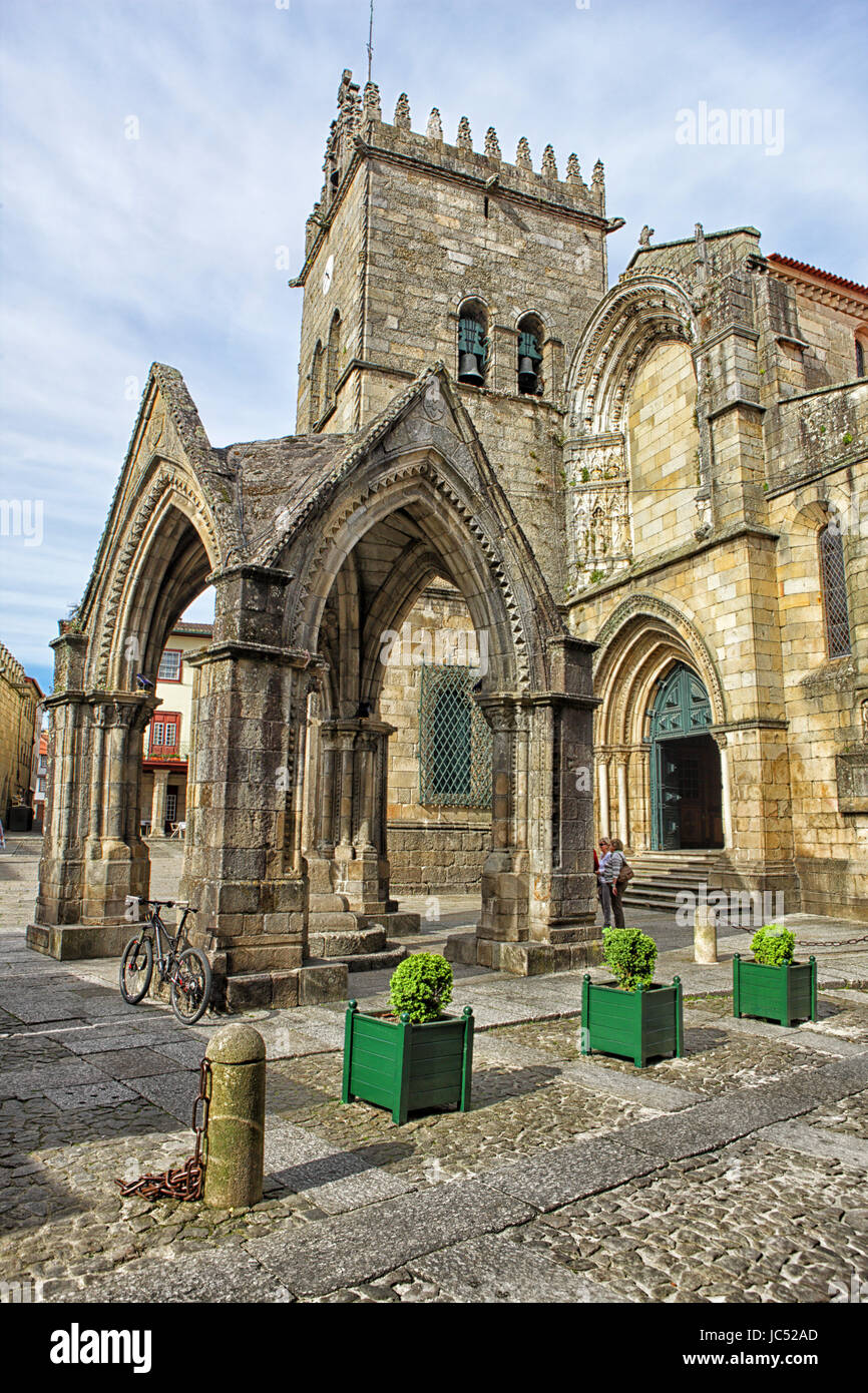 Guimarães ist eine portugiesische Stadt Braga District, North und Teilregion Ave.  Bekannt als der Geburtsort von Portugal, Guimaraes ist mehr als nur eine Redoute der Geschichte, das seine Wurzeln im Mittelalter, als Afonso Henriques ausgerufen König 1139 der portugiesischen Land. Bewahrt das Castelo jedoch, die die Mutter sitzt auf einem Hügel über dem Dorf-Rock und der romanischen Kirche San Miguel, dem zwölften Jahrhundert, zu seinen Füßen. Stockfoto