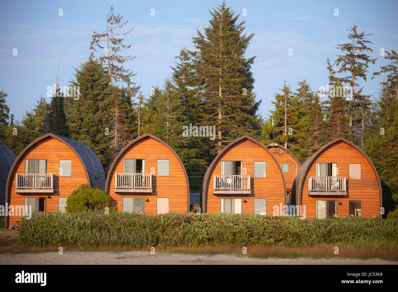 Kleine Hütten säumen Mackenzie Beach in Tofino, Britisch-Kolumbien, Kanada. Stockfoto