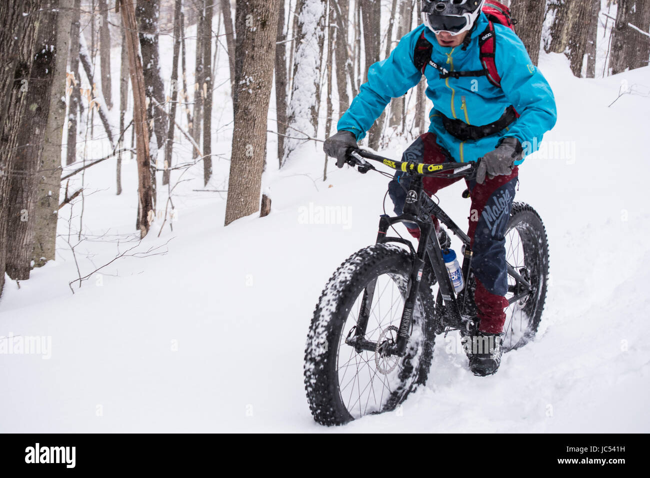 Winter in den Wäldern von New Hampshire auf einem fat Tire Bike fahren. Stockfoto