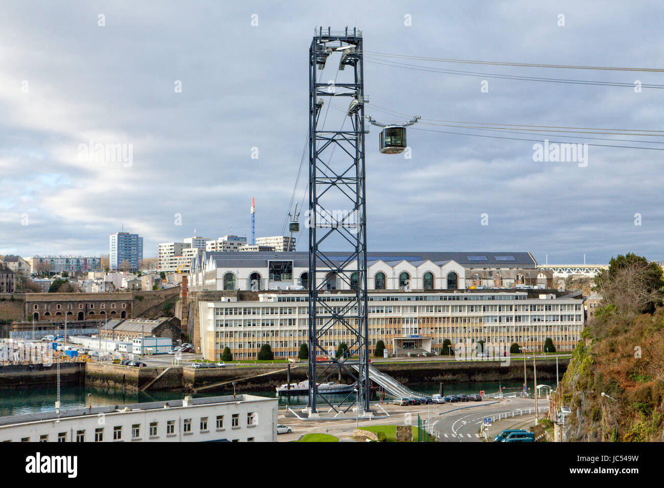 Brest-Seilbahn. Brest ist eine Stadt im Département Finistère in der Bretagne im Nordwesten Frankreichs. Hotel liegt in einer geschützten Lage nicht weit von der westlichen Spitze der bretonischen Halbinsel und der westlichen Extremität von Frankreich, ist Brest ein wichtiger Hafen und der zweiten französischen Militärhafen nach Toulon. Stockfoto